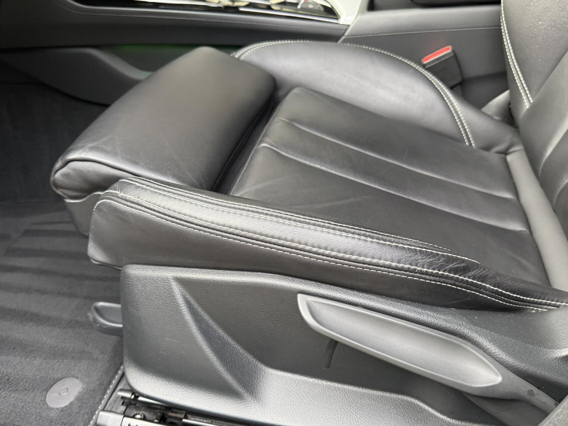 Audi A4 Avant 40 TFSI S-line Automaat | Volleer | Adaptieve cruise control | Lane assist | Afgevlakt sportstuur | Grootlichtassistent | 19 inch lichtmetalen velgen | Apple CarPlay | Parkeersensoren voor en achter | Achteruitrijcamera 47408599-9.jpg | Timcars.nl