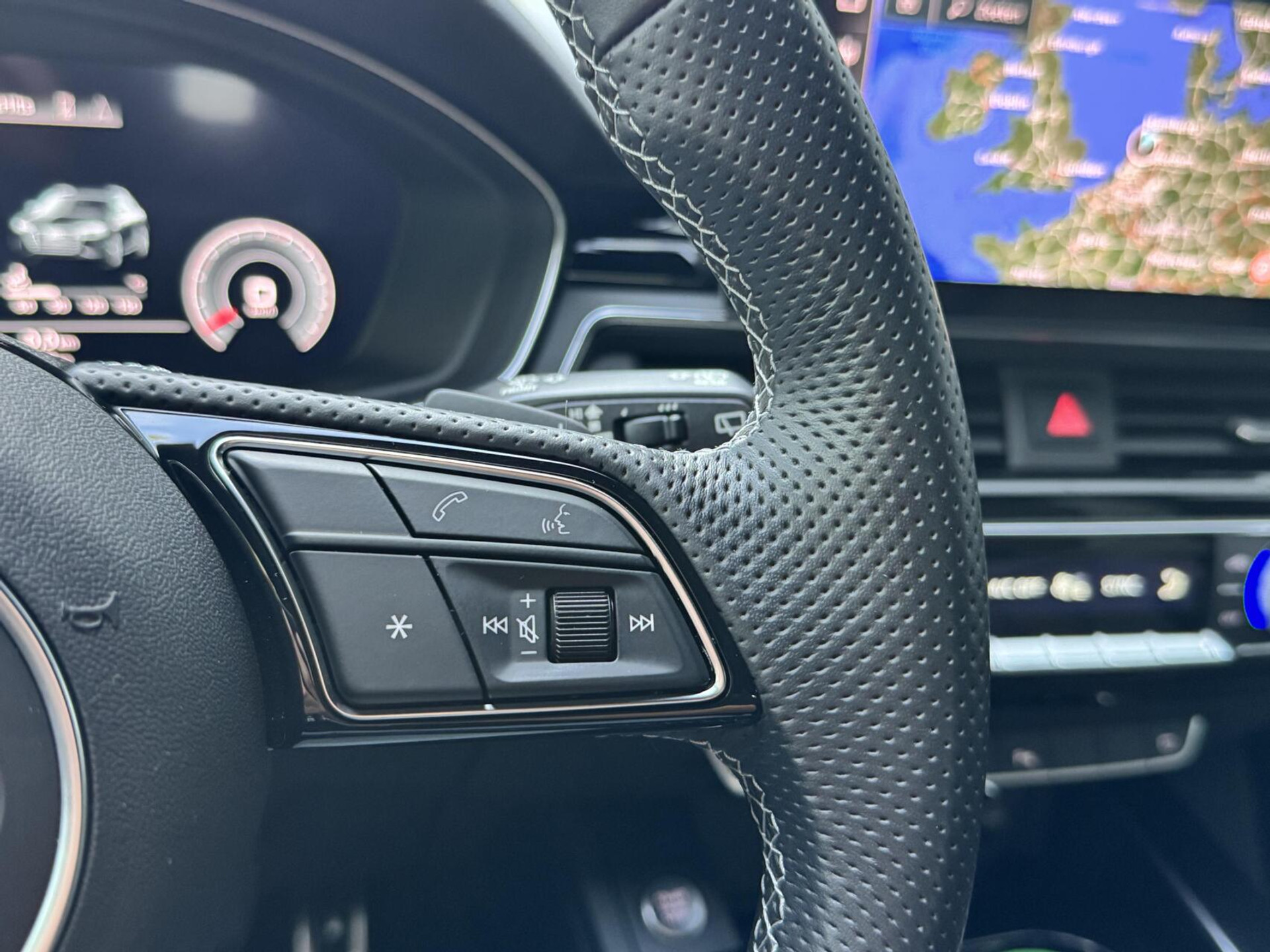 Audi A4 Avant 35 TFSI S edition Competition Automaat | Zwart optiek | Stoelverwarming | Google Navigatie | Apple CarPlay | Getint glas | LED verlichting | Getint glas | Parkeersensoren voor en achter 47519732-10.jpg | Timcars.nl