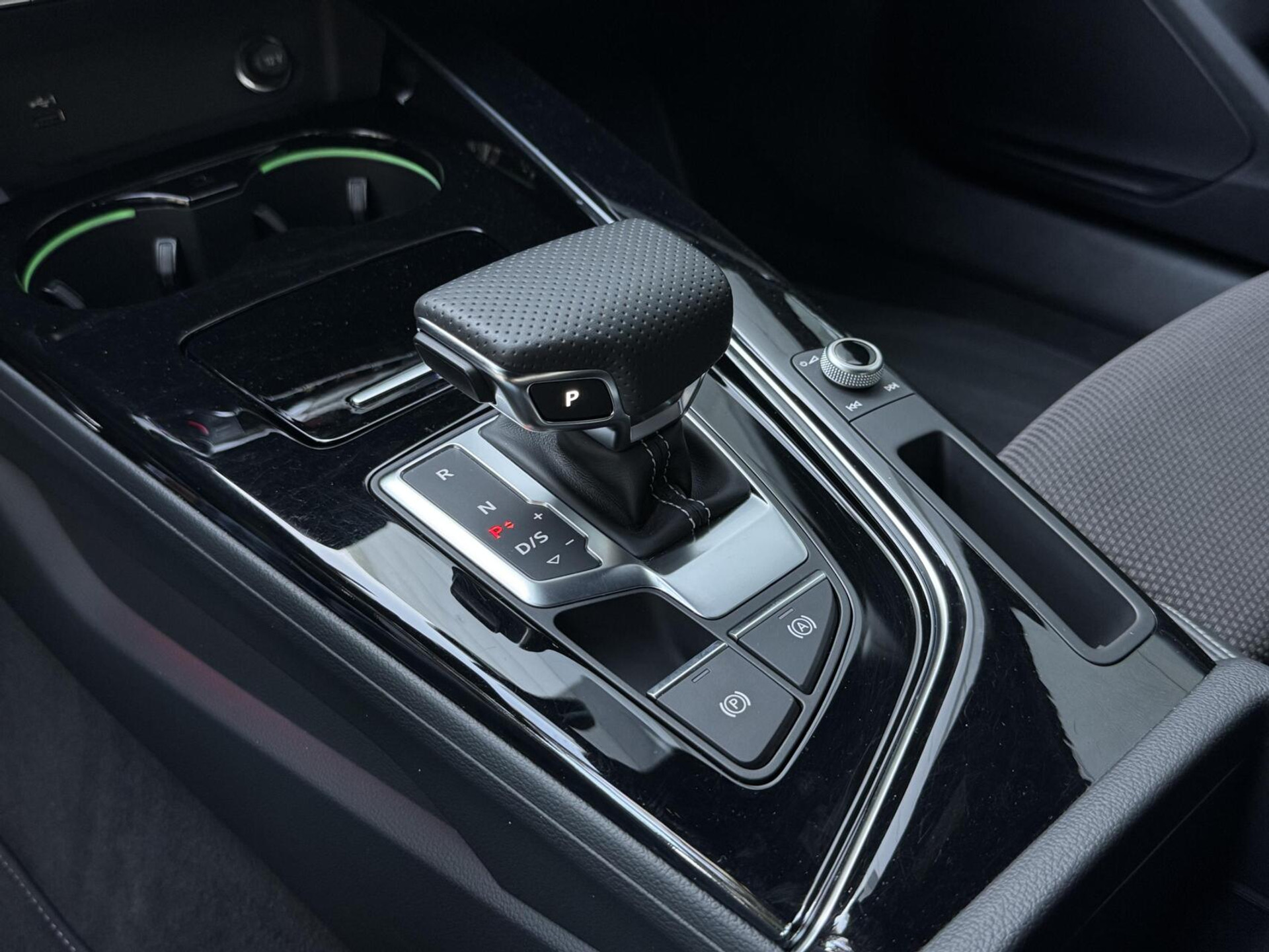 Audi A4 Avant 35 TFSI S edition Competition Automaat | Zwart optiek | Stoelverwarming | Google Navigatie | Apple CarPlay | Getint glas | LED verlichting | Getint glas | Parkeersensoren voor en achter 47519732-36.jpg | Timcars.nl