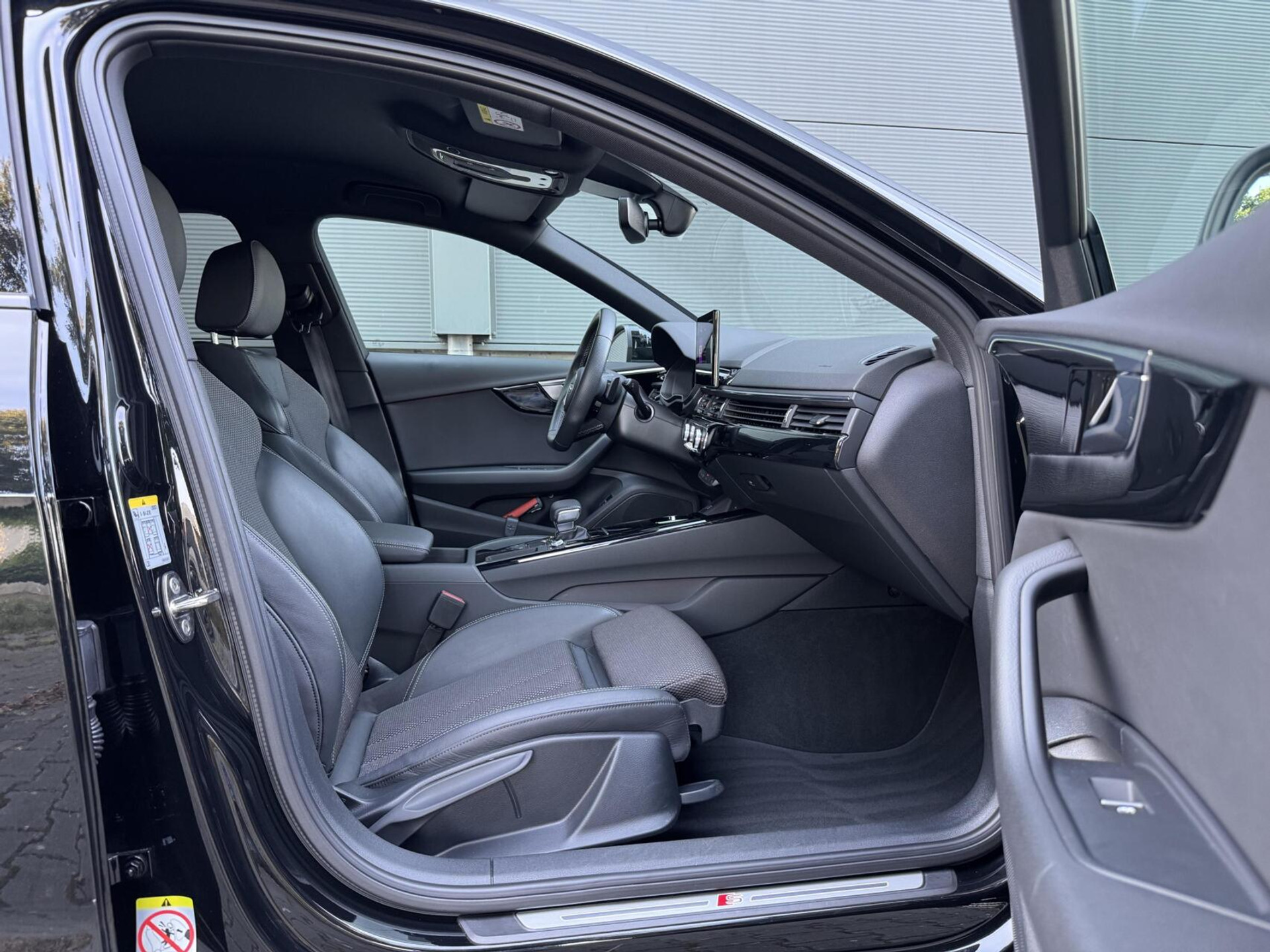 Audi A4 Avant 35 TFSI S edition Competition Automaat | Zwart optiek | Stoelverwarming | Google Navigatie | Apple CarPlay | Getint glas | LED verlichting | Getint glas | Parkeersensoren voor en achter 47519732-42.jpg | Timcars.nl