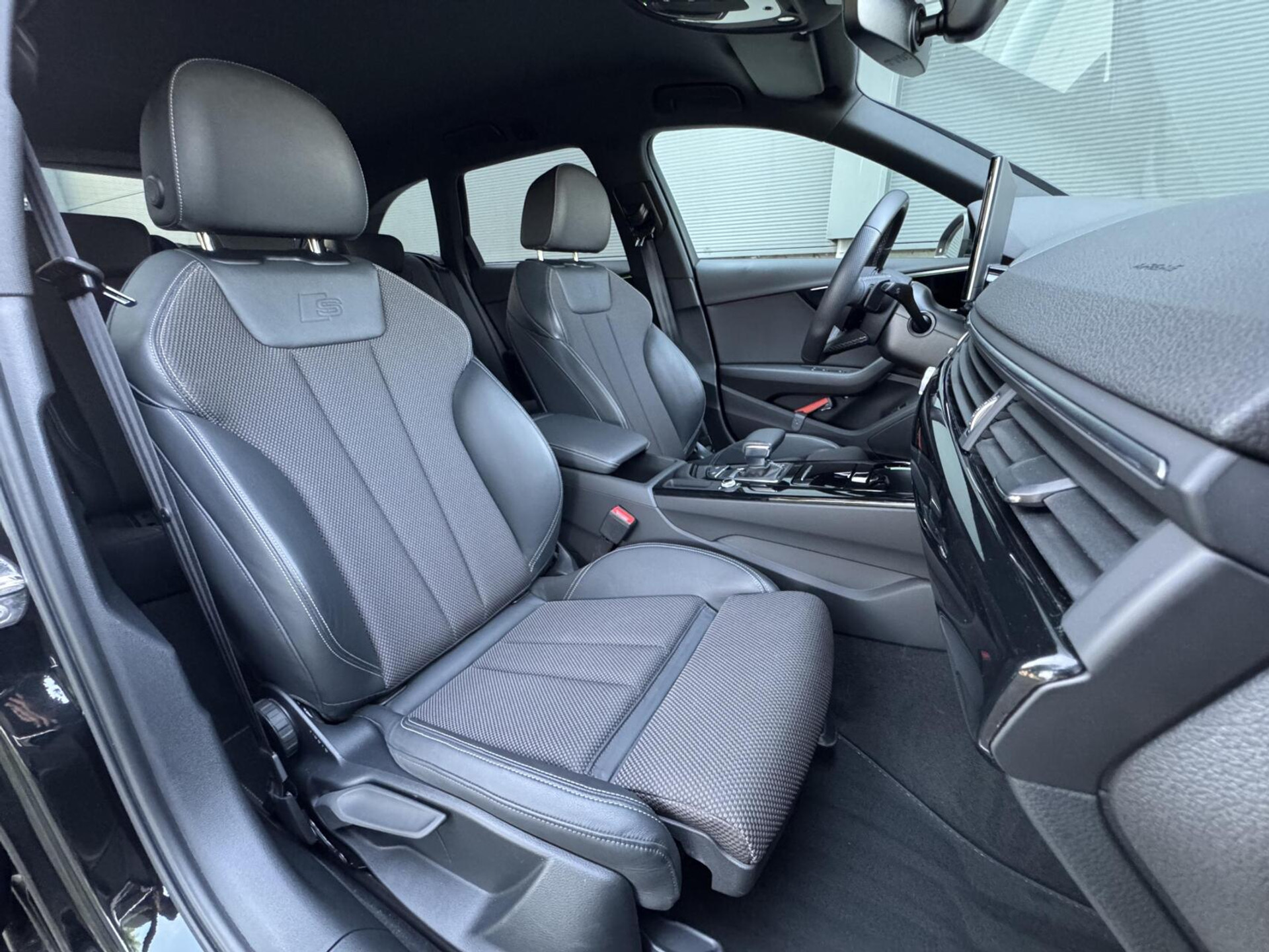 Audi A4 Avant 35 TFSI S edition Competition Automaat | Zwart optiek | Stoelverwarming | Google Navigatie | Apple CarPlay | Getint glas | LED verlichting | Getint glas | Parkeersensoren voor en achter 47519732-43.jpg | Timcars.nl