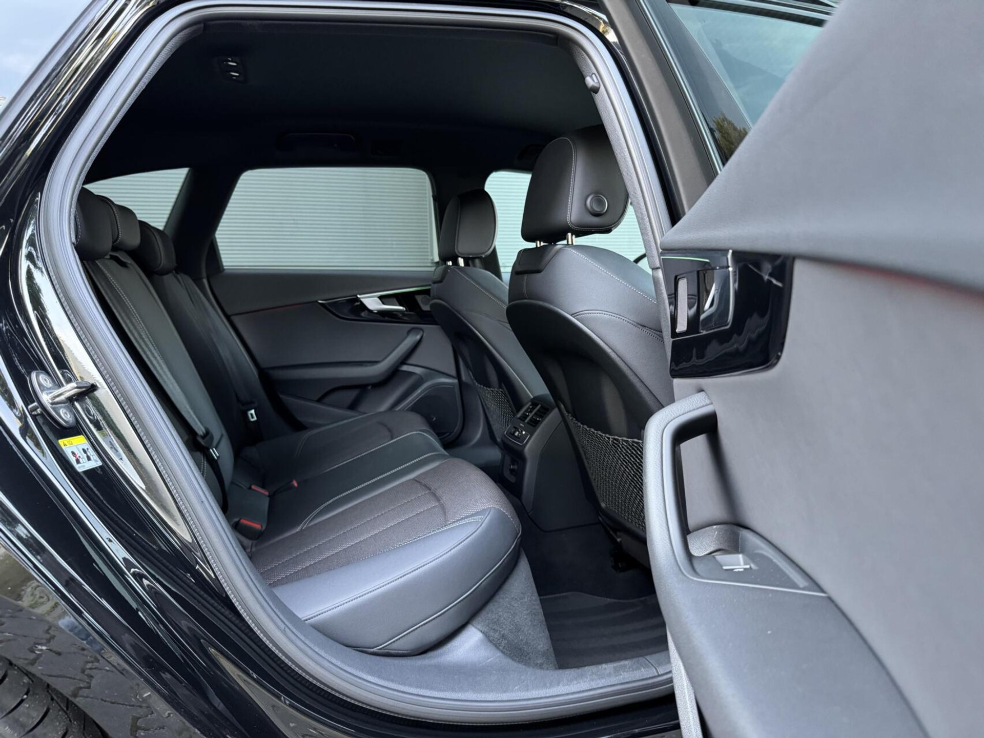 Audi A4 Avant 35 TFSI S edition Competition Automaat | Zwart optiek | Stoelverwarming | Google Navigatie | Apple CarPlay | Getint glas | LED verlichting | Getint glas | Parkeersensoren voor en achter 47519732-44.jpg | Timcars.nl