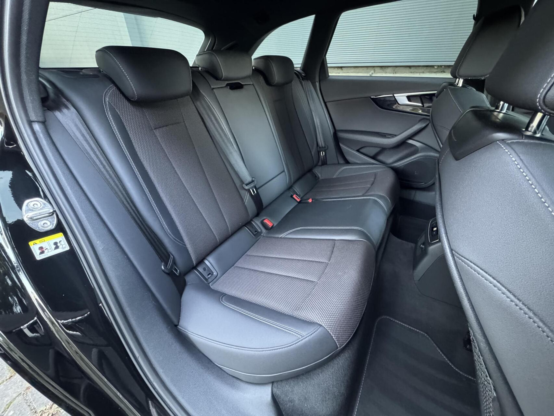 Audi A4 Avant 35 TFSI S edition Competition Automaat | Zwart optiek | Stoelverwarming | Google Navigatie | Apple CarPlay | Getint glas | LED verlichting | Getint glas | Parkeersensoren voor en achter 47519732-45.jpg | Timcars.nl