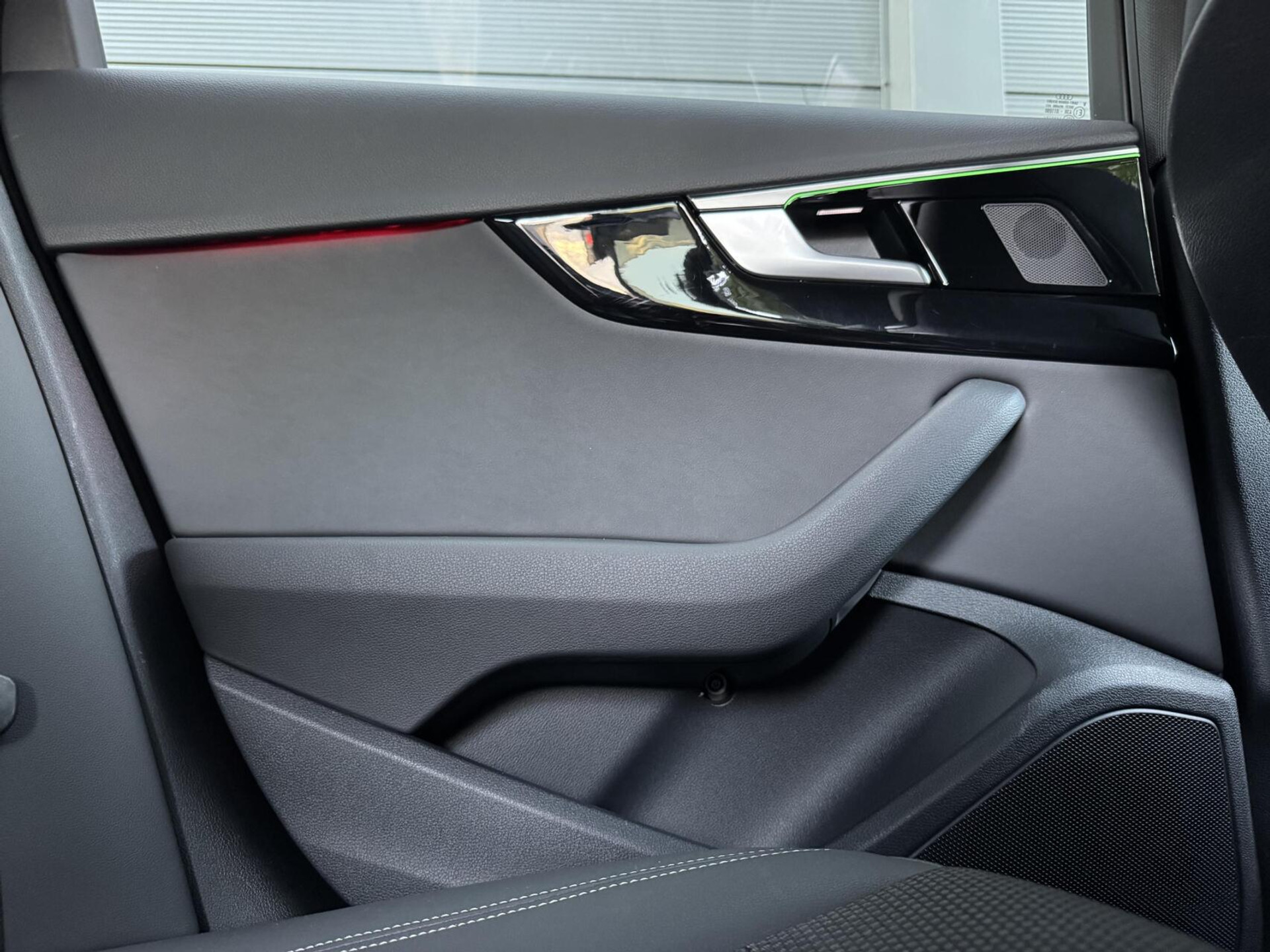 Audi A4 Avant 35 TFSI S edition Competition Automaat | Zwart optiek | Stoelverwarming | Google Navigatie | Apple CarPlay | Getint glas | LED verlichting | Getint glas | Parkeersensoren voor en achter 47519732-46.jpg | Timcars.nl