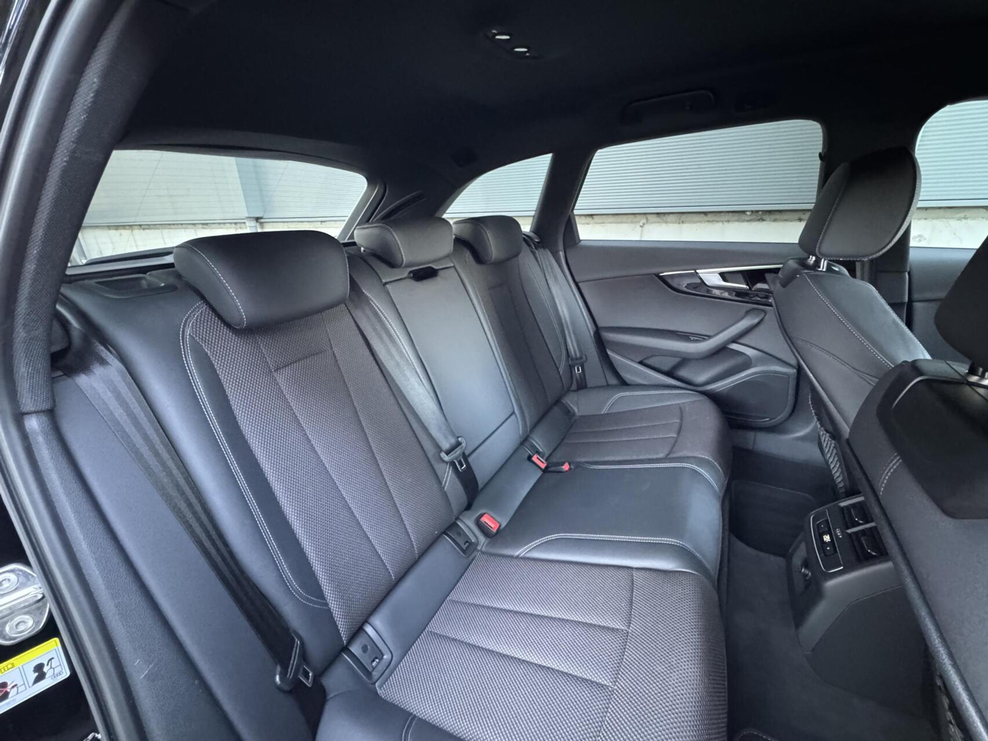 Audi A4 Avant 35 TFSI S edition Competition Automaat | Zwart optiek | Stoelverwarming | Google Navigatie | Apple CarPlay | Getint glas | LED verlichting | Getint glas | Parkeersensoren voor en achter 47519732-47.jpg | Timcars.nl