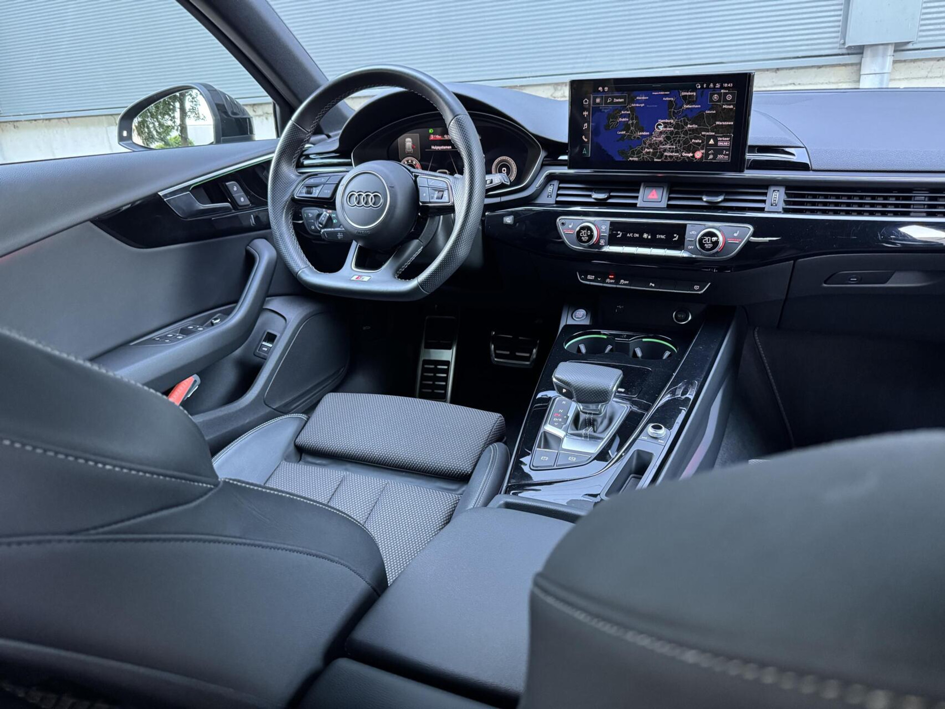 Audi A4 Avant 35 TFSI S edition Competition Automaat | Zwart optiek | Stoelverwarming | Google Navigatie | Apple CarPlay | Getint glas | LED verlichting | Getint glas | Parkeersensoren voor en achter 47519732-55.jpg | Timcars.nl