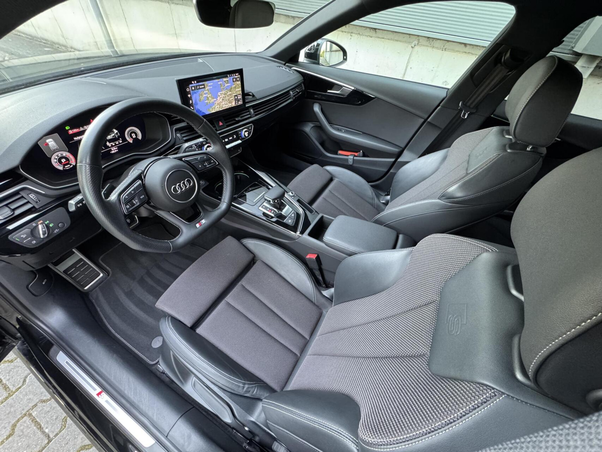 Audi A4 Avant 35 TFSI S edition Competition Automaat | Zwart optiek | Stoelverwarming | Google Navigatie | Apple CarPlay | Getint glas | LED verlichting | Getint glas | Parkeersensoren voor en achter 47519732-6.jpg | Timcars.nl