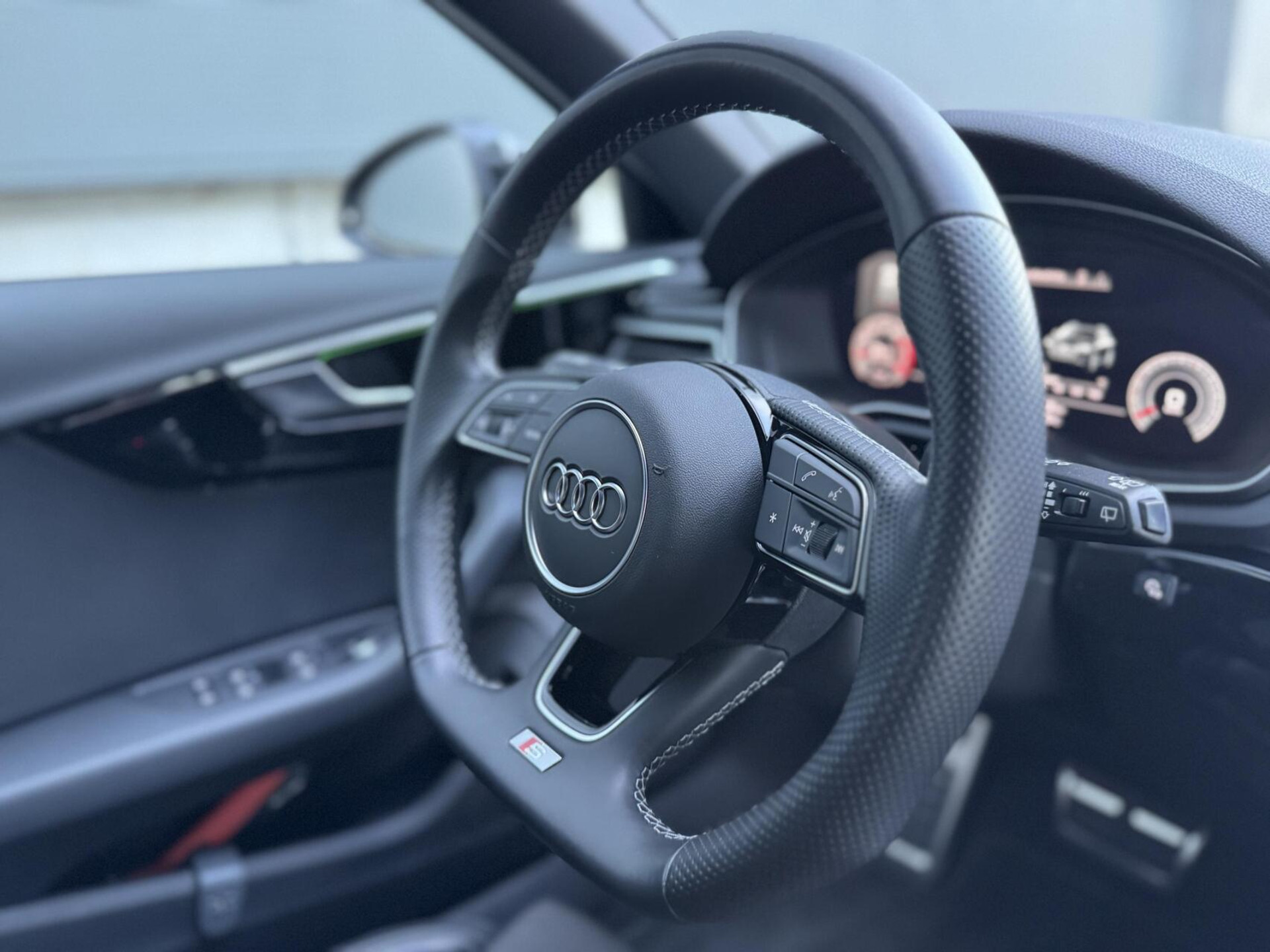 Audi A4 Avant 35 TFSI S edition Competition Automaat | Zwart optiek | Stoelverwarming | Google Navigatie | Apple CarPlay | Getint glas | LED verlichting | Getint glas | Parkeersensoren voor en achter 47519732-60.jpg | Timcars.nl