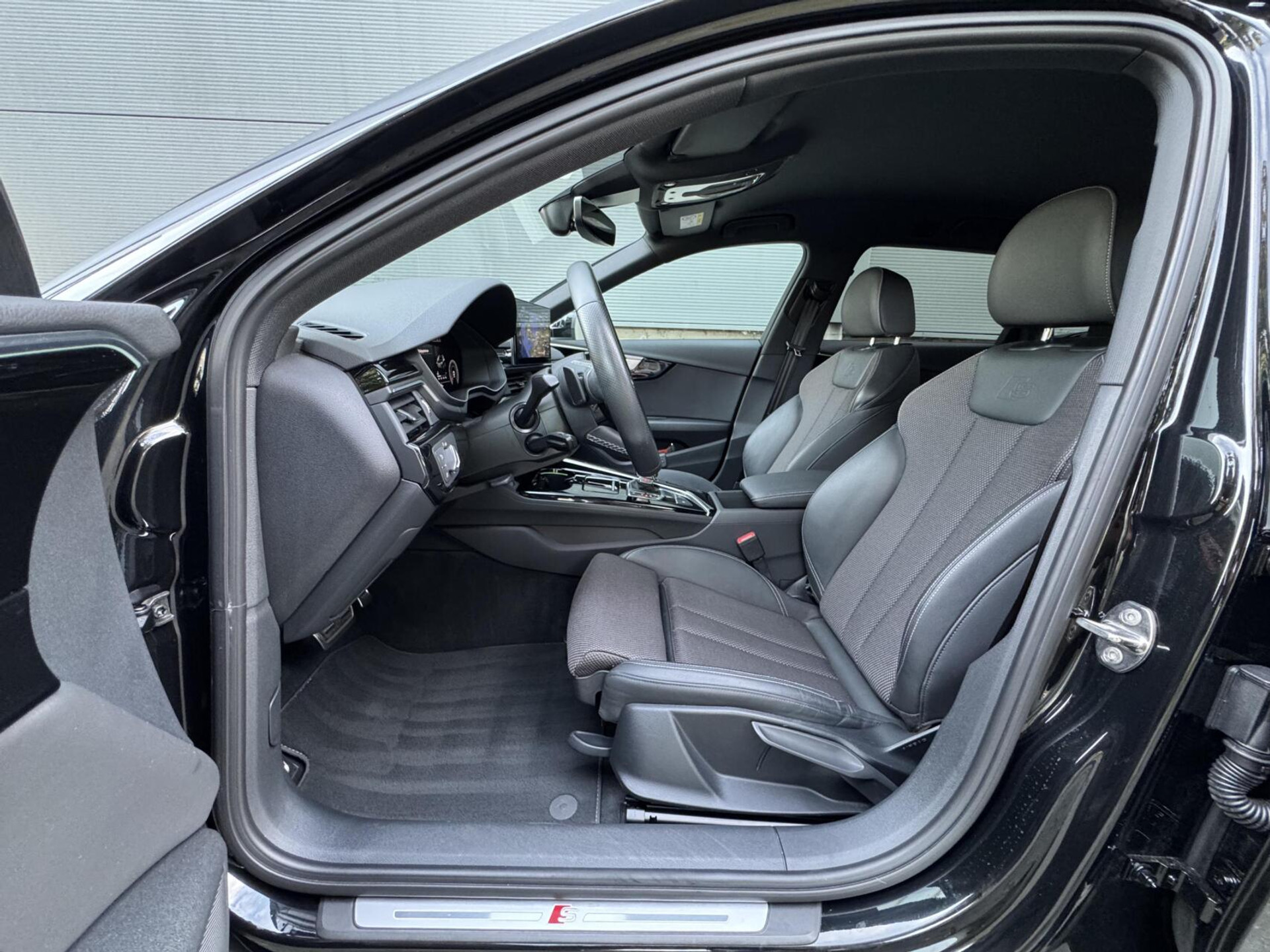 Audi A4 Avant 35 TFSI S edition Competition Automaat | Zwart optiek | Stoelverwarming | Google Navigatie | Apple CarPlay | Getint glas | LED verlichting | Getint glas | Parkeersensoren voor en achter 47519732-7.jpg | Timcars.nl