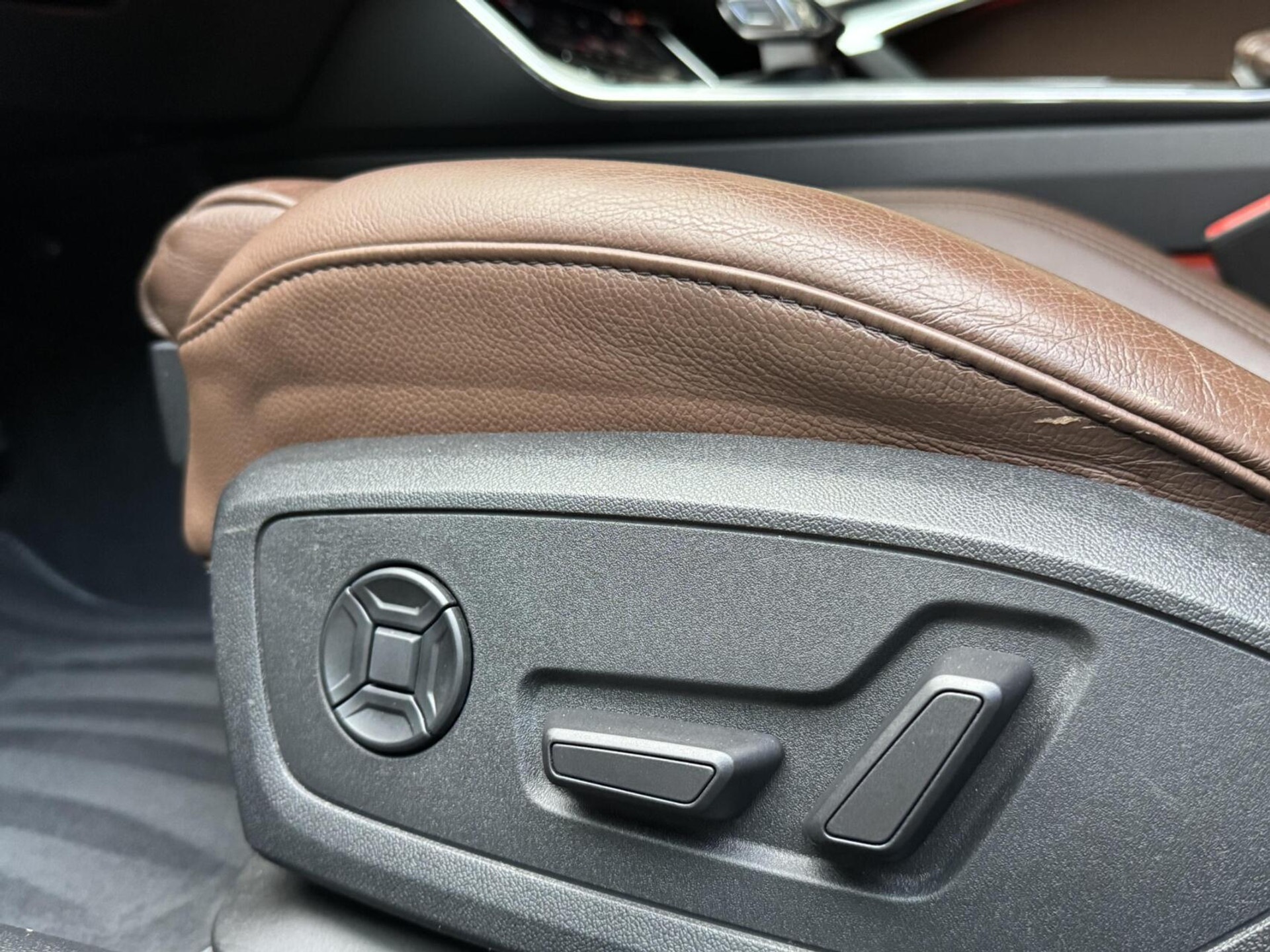 Audi A6 Avant 40 TFSI S edition Automaat | Cognac leren bekleding | LED Matrix verlichting | Stoelverwarming | Sfeerverlichting | Zonneschermen zijruiten achter | Digitale cockpit | Achteruitrijcamera | Parkeersensoren voor en achter 47519735-10.jpg | Timcars.nl