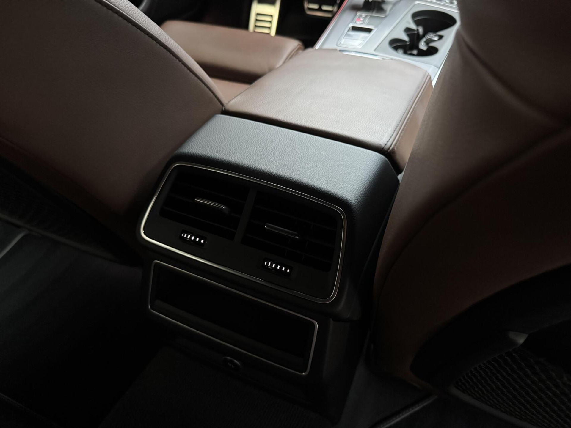 Audi A6 Avant 40 TFSI S edition Automaat | Cognac leren bekleding | LED Matrix verlichting | Stoelverwarming | Sfeerverlichting | Zonneschermen zijruiten achter | Digitale cockpit | Achteruitrijcamera | Parkeersensoren voor en achter 47519735-51.jpg | Timcars.nl