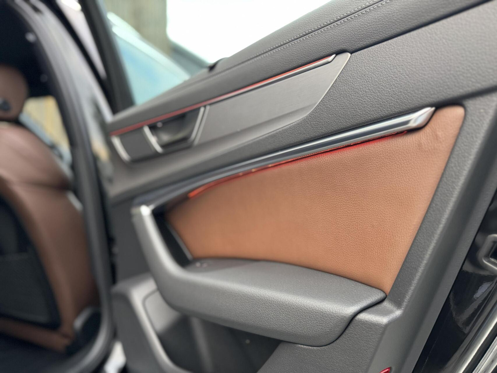 Audi A6 Avant 40 TFSI S edition Automaat | Cognac leren bekleding | LED Matrix verlichting | Stoelverwarming | Sfeerverlichting | Zonneschermen zijruiten achter | Digitale cockpit | Achteruitrijcamera | Parkeersensoren voor en achter 47519735-58.jpg | Timcars.nl