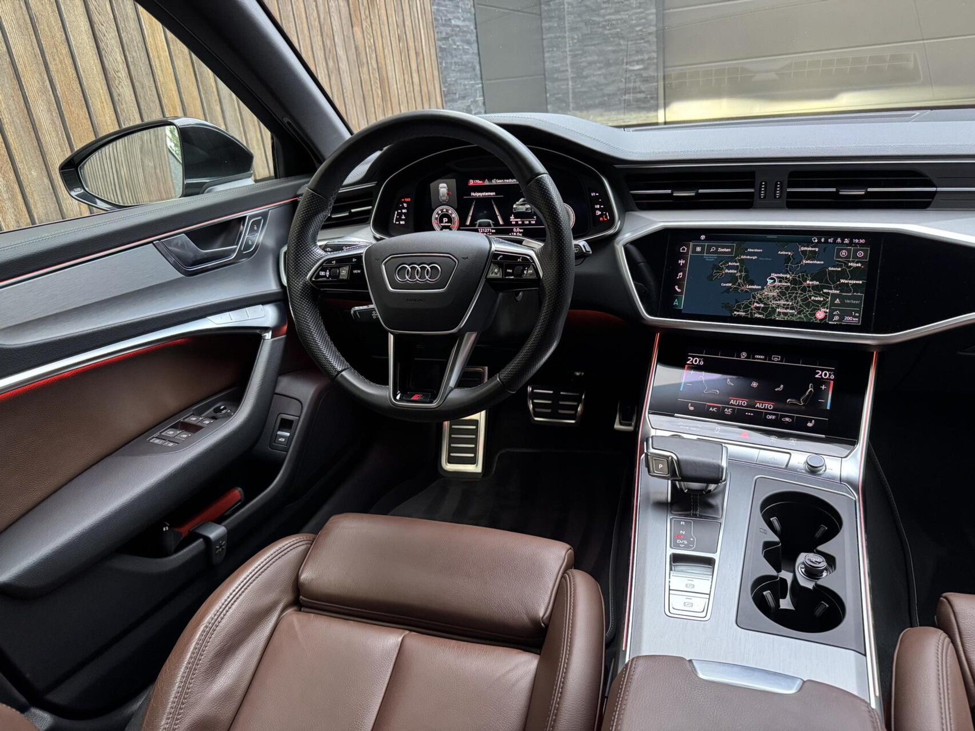 Audi A6 Avant 40 TFSI S edition Automaat | Cognac leren bekleding | LED Matrix verlichting | Stoelverwarming | Sfeerverlichting | Zonneschermen zijruiten achter | Digitale cockpit | Achteruitrijcamera | Parkeersensoren voor en achter 47519735-6.jpg | Timcars.nl