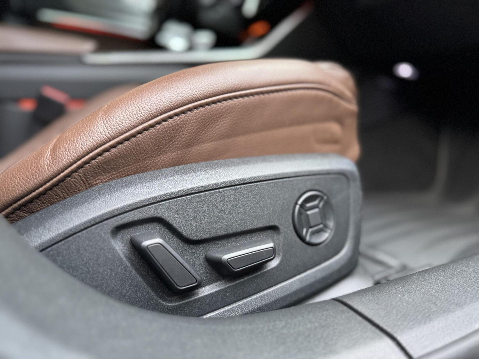 Audi A6 Avant 40 TFSI S edition Automaat | Cognac leren bekleding | LED Matrix verlichting | Stoelverwarming | Sfeerverlichting | Zonneschermen zijruiten achter | Digitale cockpit | Achteruitrijcamera | Parkeersensoren voor en achter 47519735-61.jpg | Timcars.nl