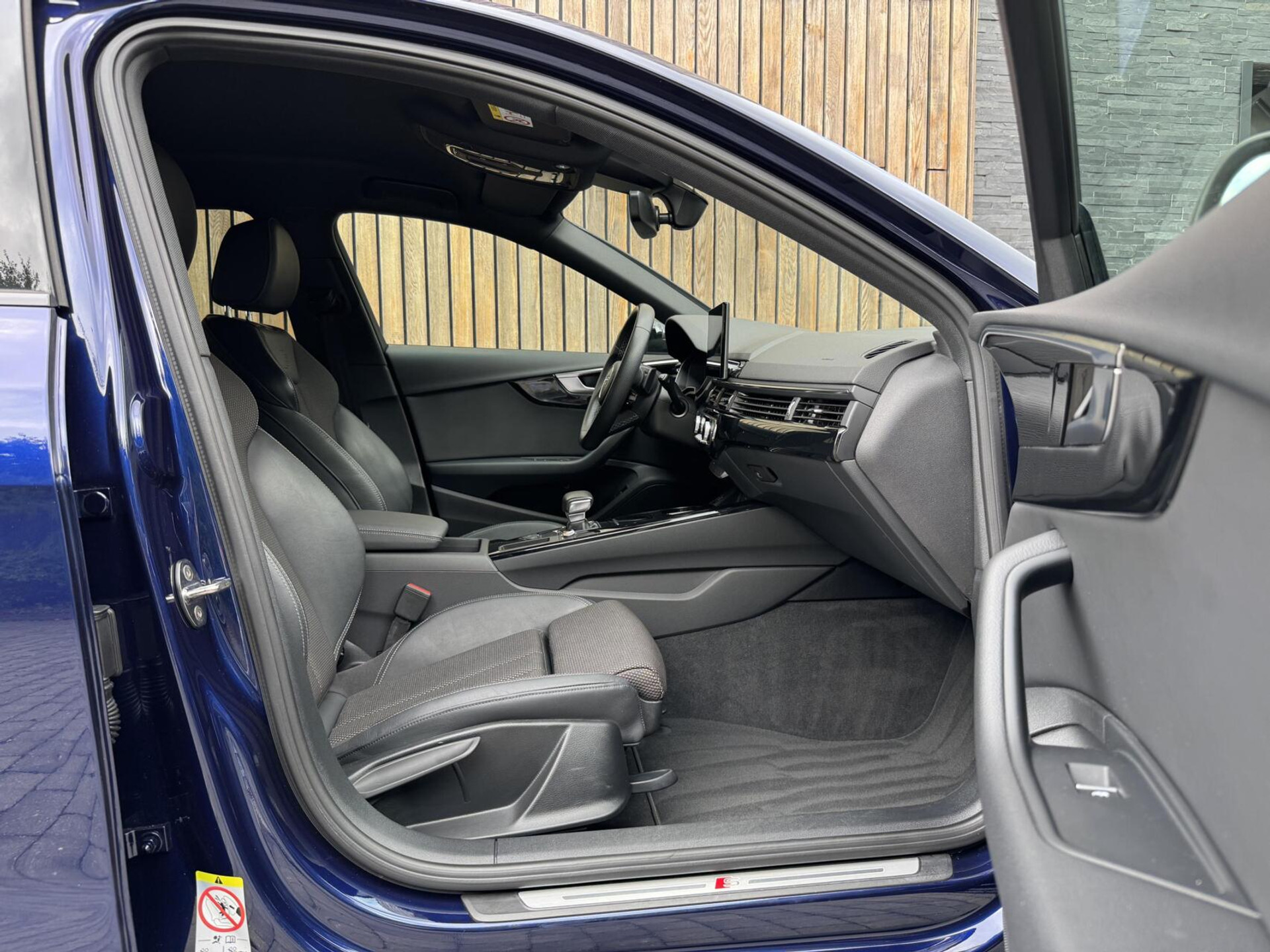 Audi A4 Avant 40 TFSI S edition Competition Automaat | LED koplampen | Cruise control | Climate control | Zwart optiek | Getint glas | Achteruitrijcamera | Parkeersensoren voor en achter 47659430-41.jpg | Timcars.nl