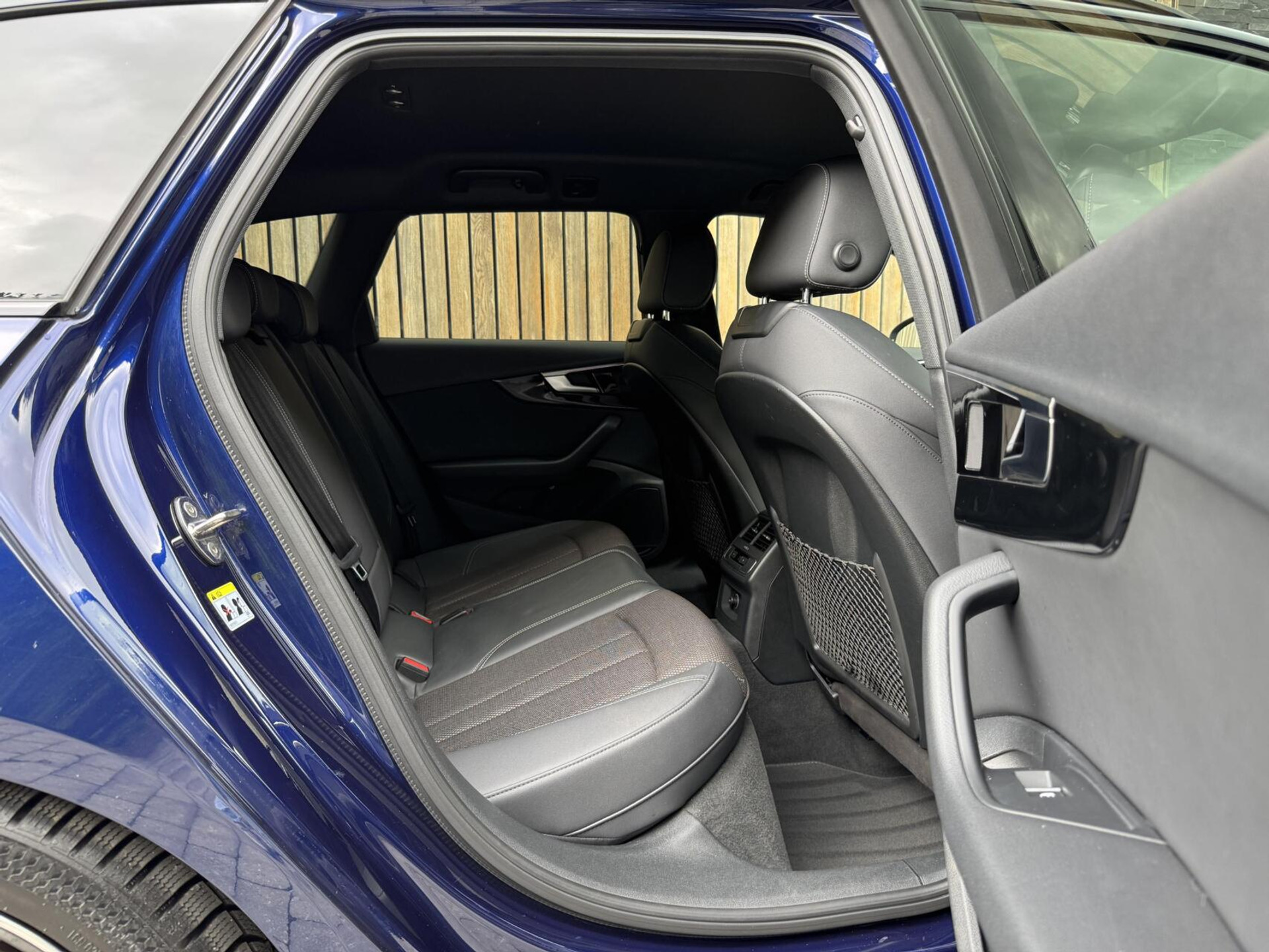 Audi A4 Avant 40 TFSI S edition Competition Automaat | LED koplampen | Cruise control | Climate control | Zwart optiek | Getint glas | Achteruitrijcamera | Parkeersensoren voor en achter 47659430-43.jpg | Timcars.nl