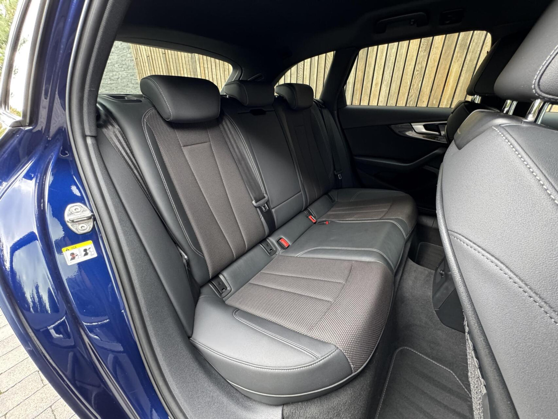 Audi A4 Avant 40 TFSI S edition Competition Automaat | LED koplampen | Cruise control | Climate control | Zwart optiek | Getint glas | Achteruitrijcamera | Parkeersensoren voor en achter 47659430-44.jpg | Timcars.nl