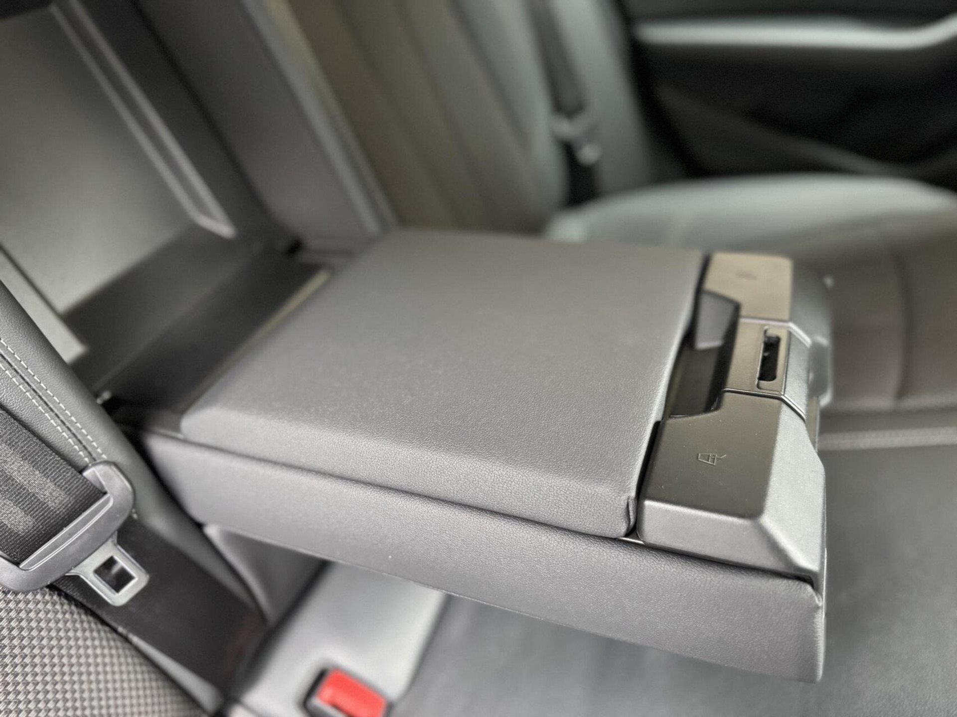 Audi A4 Avant 40 TFSI S edition Competition Automaat | LED koplampen | Cruise control | Climate control | Zwart optiek | Getint glas | Achteruitrijcamera | Parkeersensoren voor en achter 47659430-56.jpg | Timcars.nl