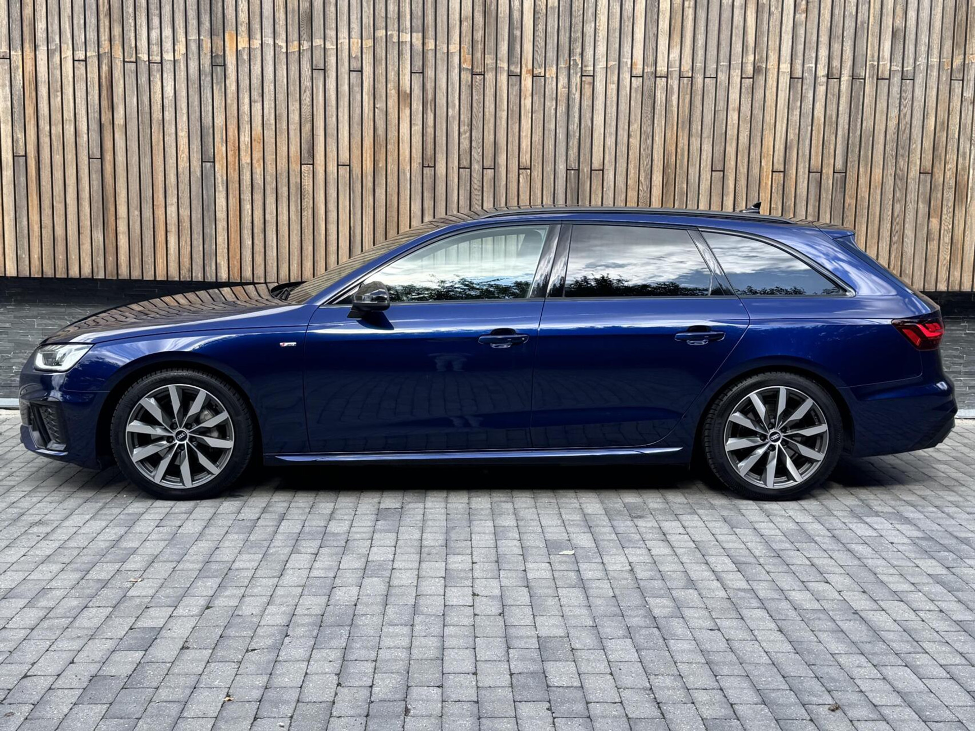 Audi A4 Avant 40 TFSI S edition Competition Automaat | LED koplampen | Cruise control | Climate control | Zwart optiek | Getint glas | Achteruitrijcamera | Parkeersensoren voor en achter 47659430-66.jpg | Timcars.nl