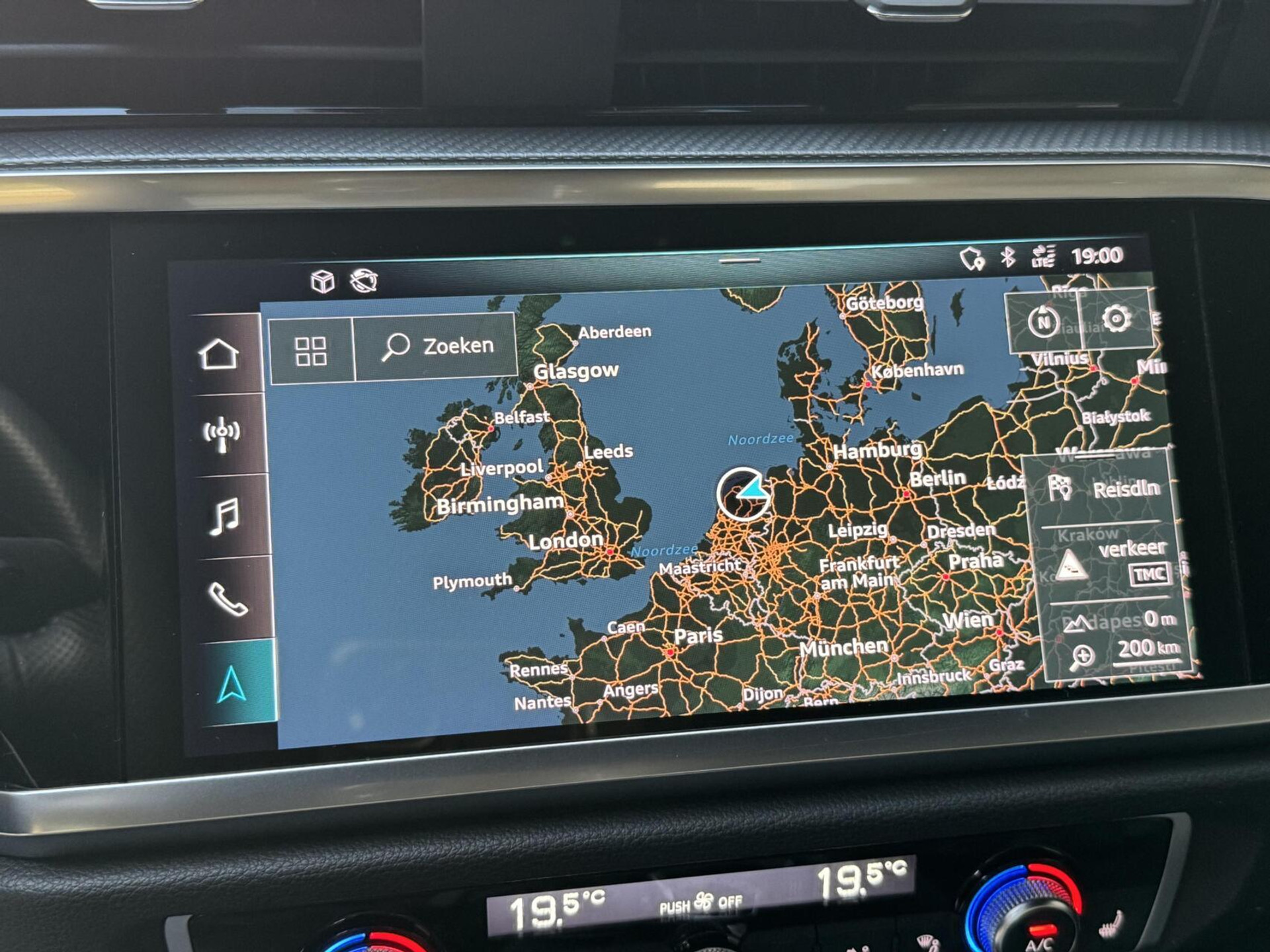 Audi Q3 40 TFSI quattro S Line Automaat | Leren bekleding | Stoelverwarming | Climate control | Cruise control | Lane assist & dode hoek detectie | Trekhaak elektrisch uitklapbaar | Parkeersensoren achter 47899966-14.jpg | Timcars.nl