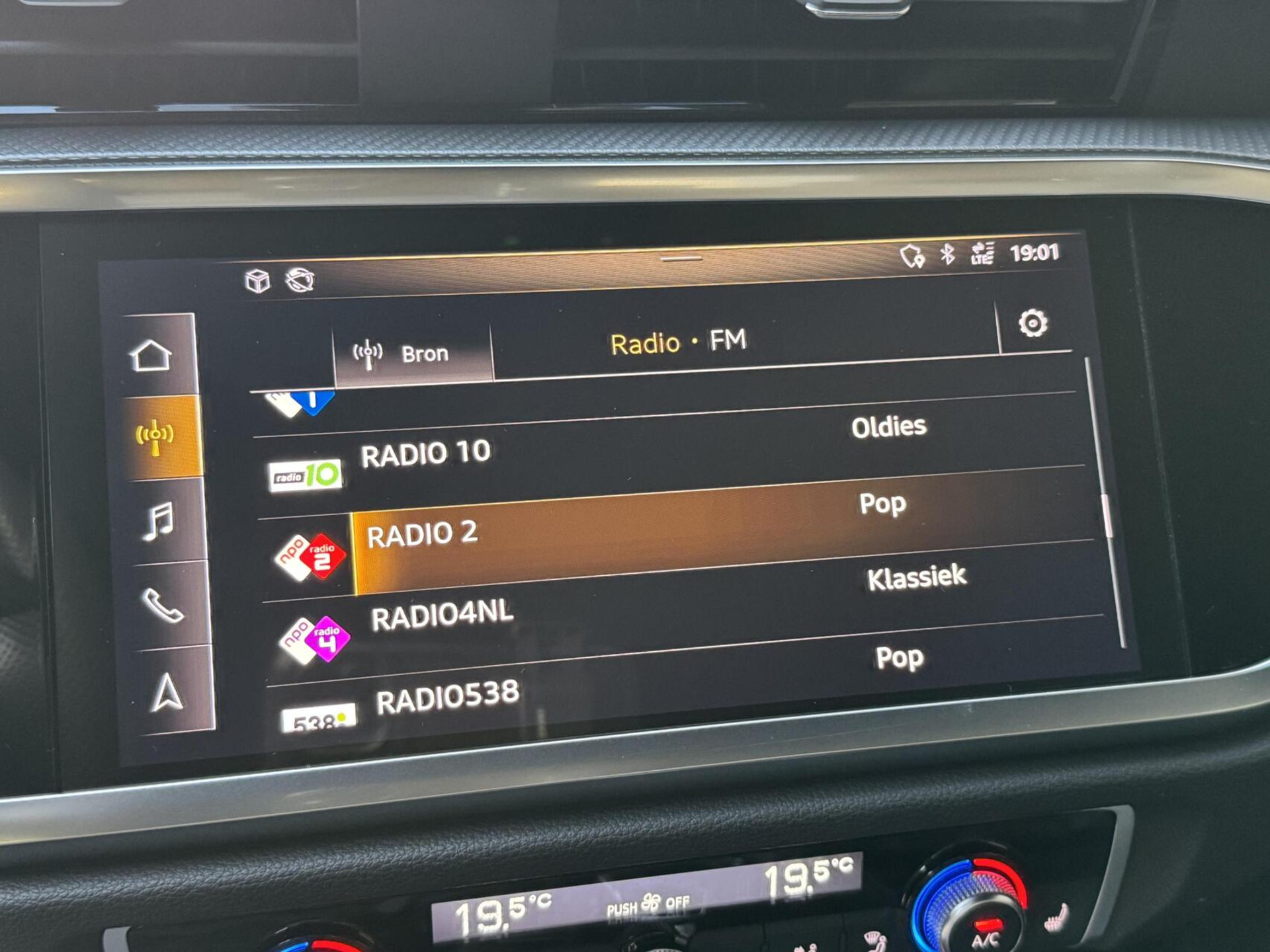 Audi Q3 40 TFSI quattro S Line Automaat | Leren bekleding | Stoelverwarming | Climate control | Cruise control | Lane assist & dode hoek detectie | Trekhaak elektrisch uitklapbaar | Parkeersensoren achter 47899966-16.jpg | Timcars.nl