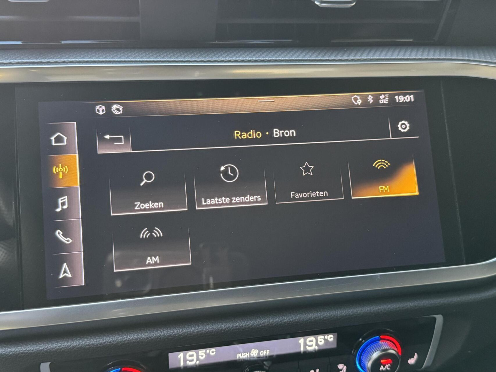 Audi Q3 40 TFSI quattro S Line Automaat | Leren bekleding | Stoelverwarming | Climate control | Cruise control | Lane assist & dode hoek detectie | Trekhaak elektrisch uitklapbaar | Parkeersensoren achter 47899966-17.jpg | Timcars.nl