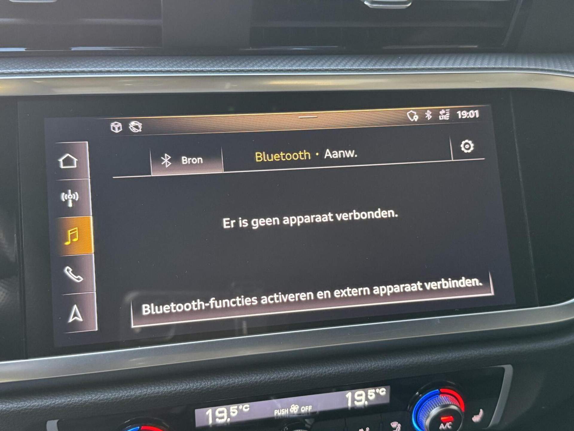 Audi Q3 40 TFSI quattro S Line Automaat | Leren bekleding | Stoelverwarming | Climate control | Cruise control | Lane assist & dode hoek detectie | Trekhaak elektrisch uitklapbaar | Parkeersensoren achter 47899966-18.jpg | Timcars.nl