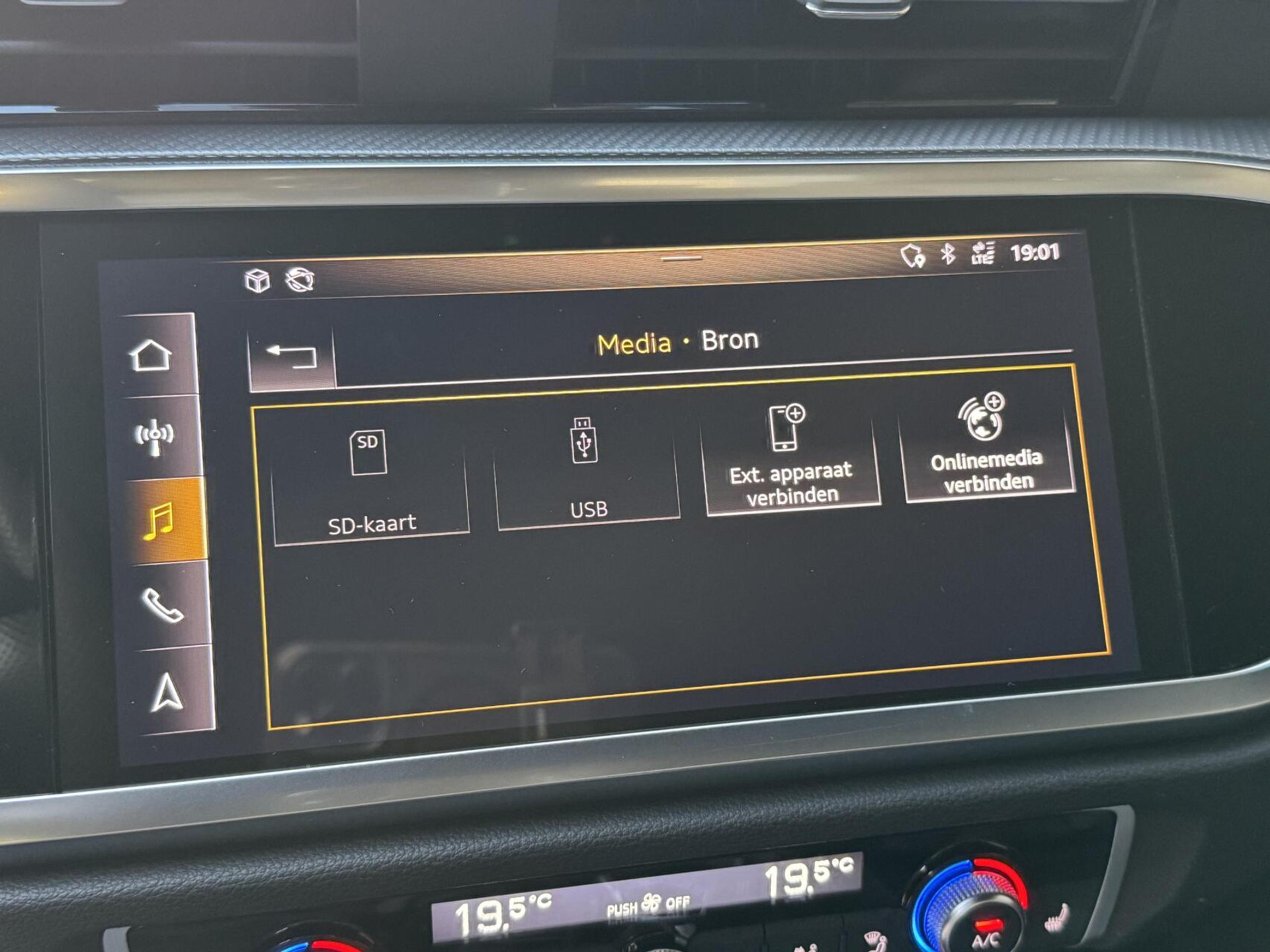 Audi Q3 40 TFSI quattro S Line Automaat | Leren bekleding | Stoelverwarming | Climate control | Cruise control | Lane assist & dode hoek detectie | Trekhaak elektrisch uitklapbaar | Parkeersensoren achter 47899966-19.jpg | Timcars.nl