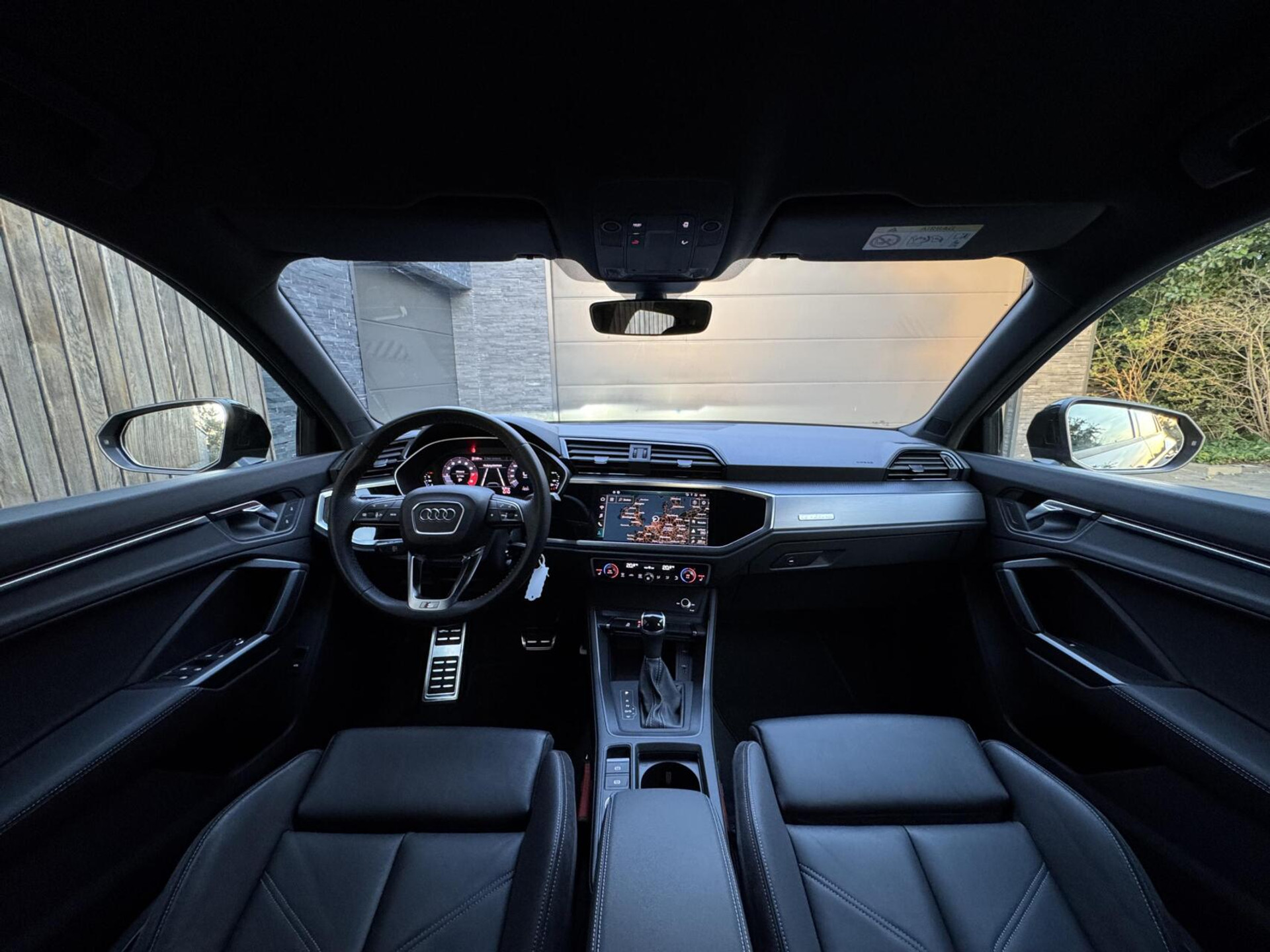 Audi Q3 40 TFSI quattro S Line Automaat | Leren bekleding | Stoelverwarming | Climate control | Cruise control | Lane assist & dode hoek detectie | Trekhaak elektrisch uitklapbaar | Parkeersensoren achter 47899966-2.jpg | Timcars.nl