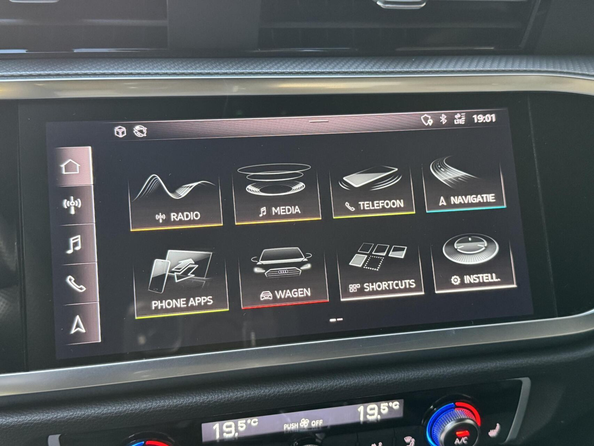 Audi Q3 40 TFSI quattro S Line Automaat | Leren bekleding | Stoelverwarming | Climate control | Cruise control | Lane assist & dode hoek detectie | Trekhaak elektrisch uitklapbaar | Parkeersensoren achter 47899966-22.jpg | Timcars.nl