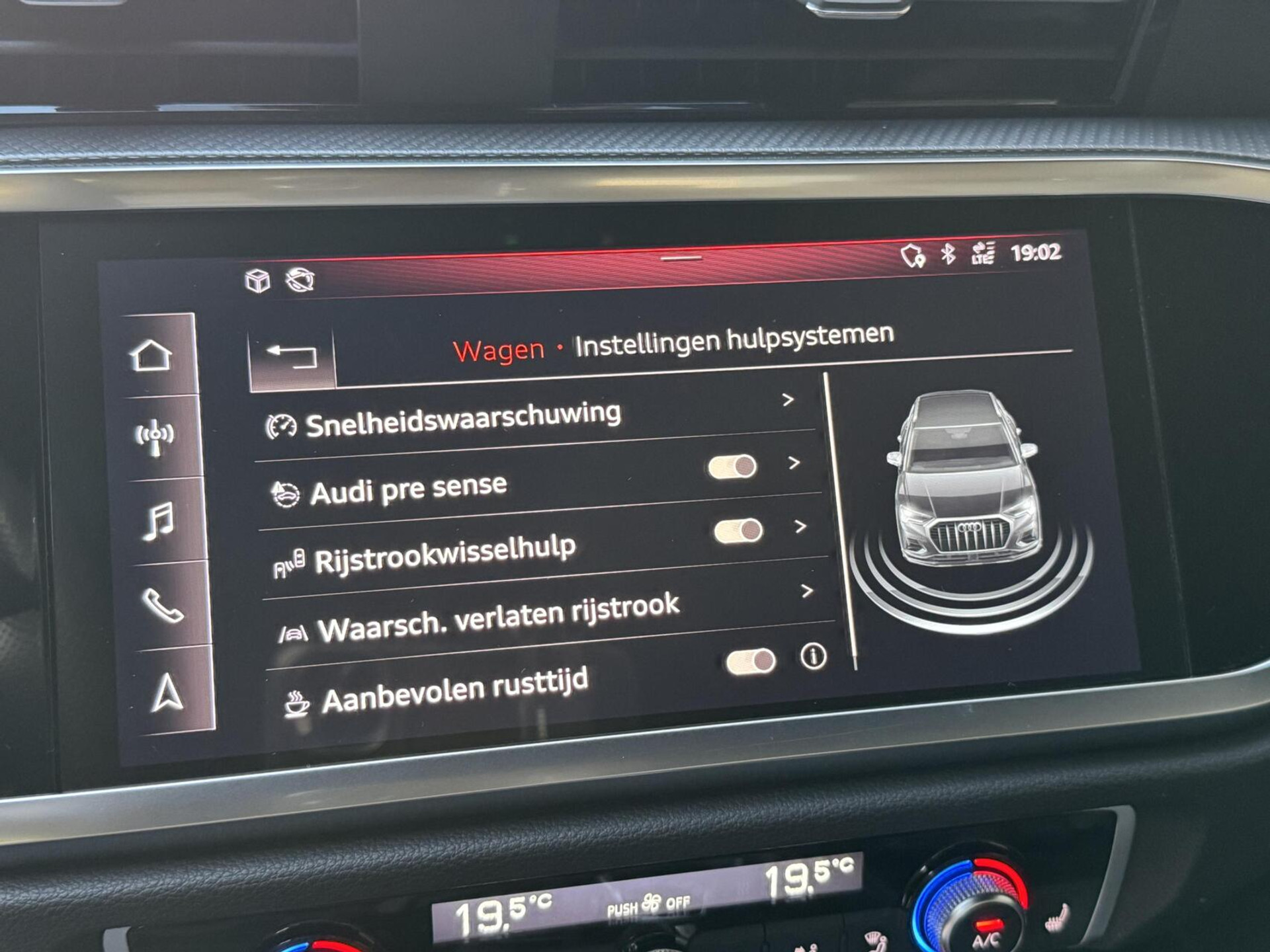 Audi Q3 40 TFSI quattro S Line Automaat | Leren bekleding | Stoelverwarming | Climate control | Cruise control | Lane assist & dode hoek detectie | Trekhaak elektrisch uitklapbaar | Parkeersensoren achter 47899966-24.jpg | Timcars.nl