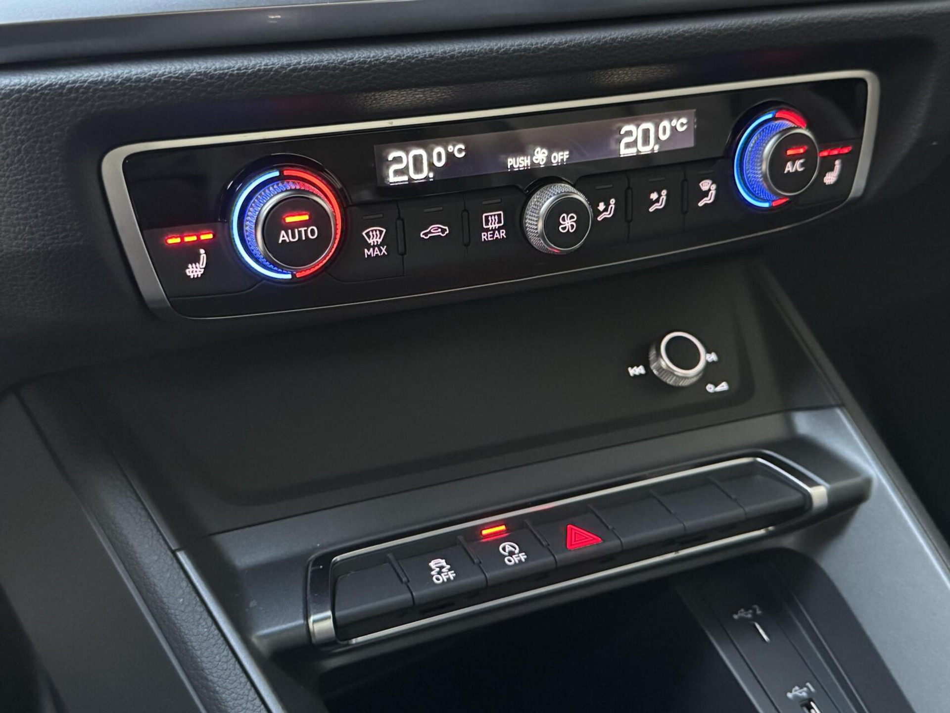 Audi Q3 40 TFSI quattro S Line Automaat | Leren bekleding | Stoelverwarming | Climate control | Cruise control | Lane assist & dode hoek detectie | Trekhaak elektrisch uitklapbaar | Parkeersensoren achter 47899966-27.jpg | Timcars.nl