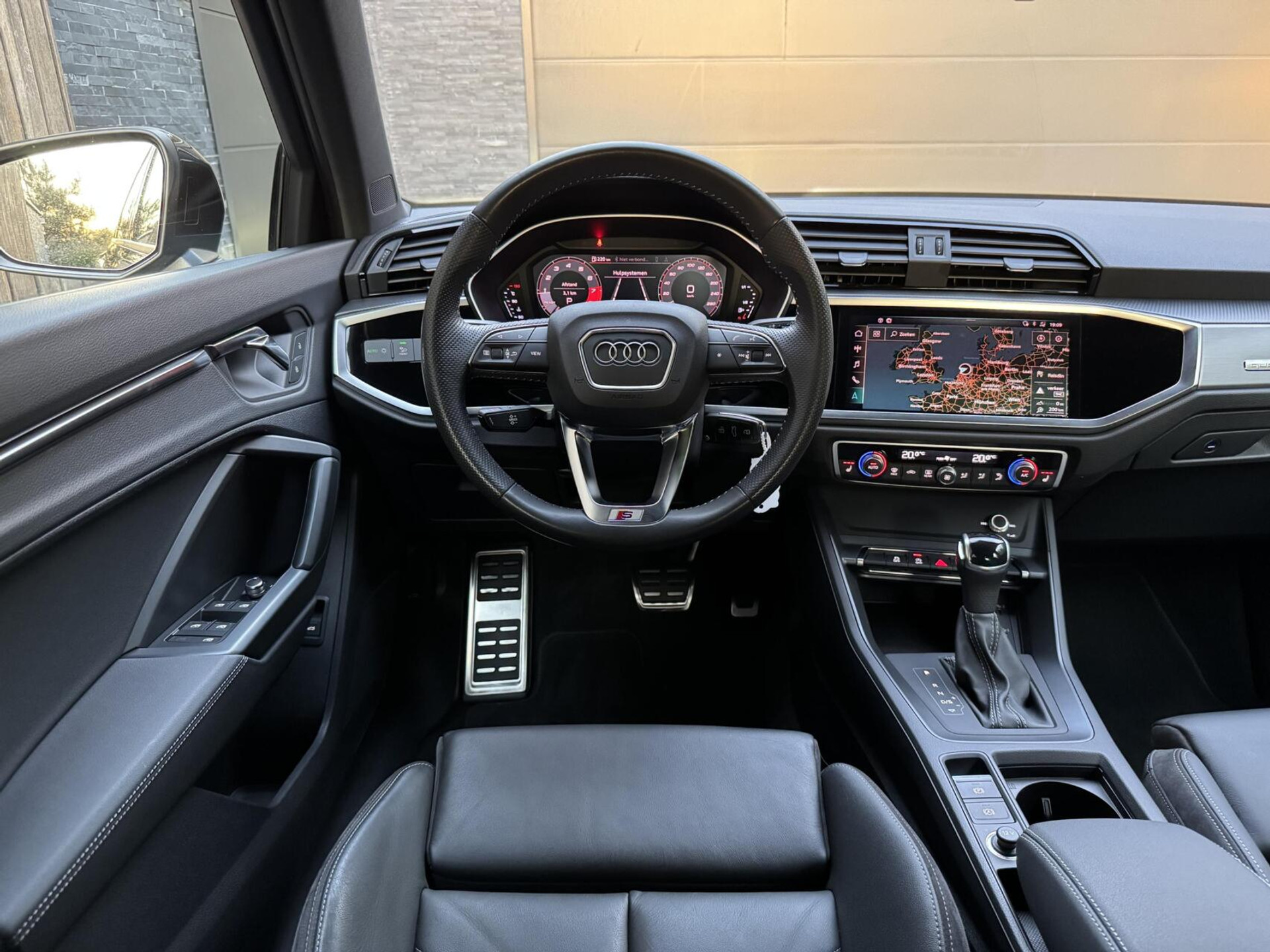 Audi Q3 40 TFSI quattro S Line Automaat | Leren bekleding | Stoelverwarming | Climate control | Cruise control | Lane assist & dode hoek detectie | Trekhaak elektrisch uitklapbaar | Parkeersensoren achter 47899966-30.jpg | Timcars.nl