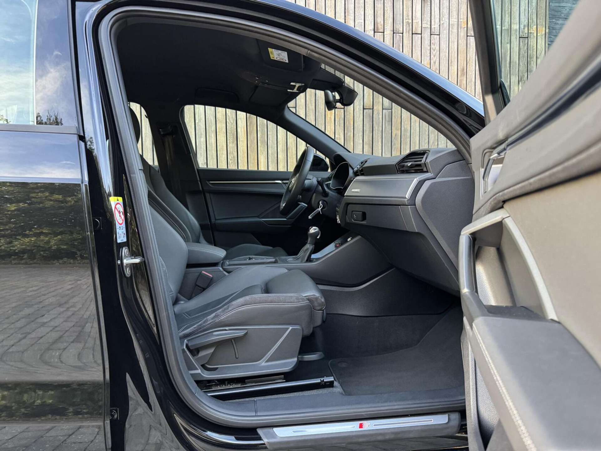 Audi Q3 40 TFSI quattro S Line Automaat | Leren bekleding | Stoelverwarming | Climate control | Cruise control | Lane assist & dode hoek detectie | Trekhaak elektrisch uitklapbaar | Parkeersensoren achter 47899966-35.jpg | Timcars.nl