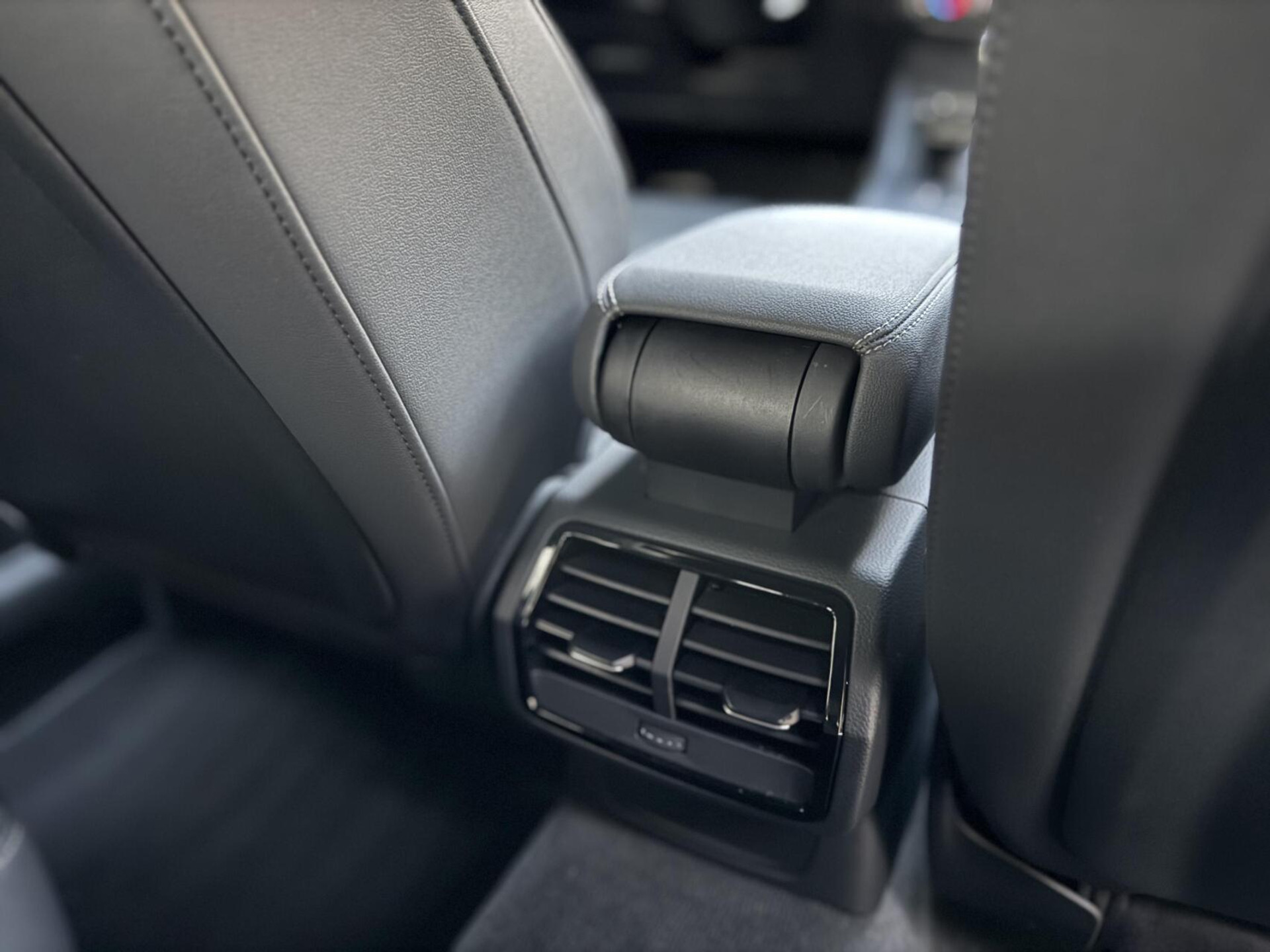 Audi Q3 40 TFSI quattro S Line Automaat | Leren bekleding | Stoelverwarming | Climate control | Cruise control | Lane assist & dode hoek detectie | Trekhaak elektrisch uitklapbaar | Parkeersensoren achter 47899966-41.jpg | Timcars.nl