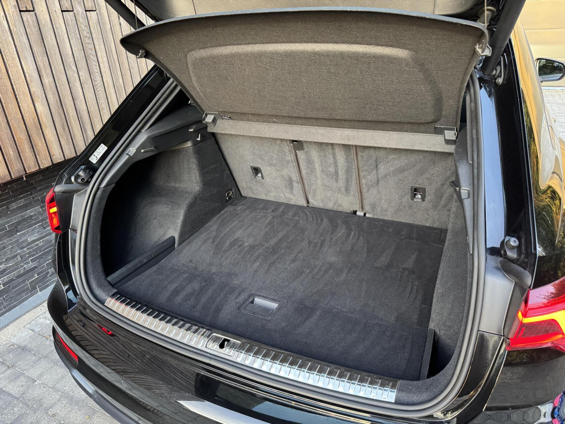 Audi Q3 40 TFSI quattro S Line Automaat | Leren bekleding | Stoelverwarming | Climate control | Cruise control | Lane assist & dode hoek detectie | Trekhaak elektrisch uitklapbaar | Parkeersensoren achter 47899966-42.jpg | Timcars.nl