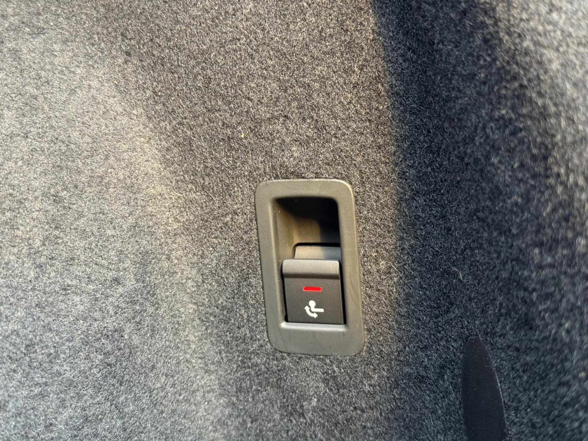 Audi Q3 40 TFSI quattro S Line Automaat | Leren bekleding | Stoelverwarming | Climate control | Cruise control | Lane assist & dode hoek detectie | Trekhaak elektrisch uitklapbaar | Parkeersensoren achter 47899966-44.jpg | Timcars.nl