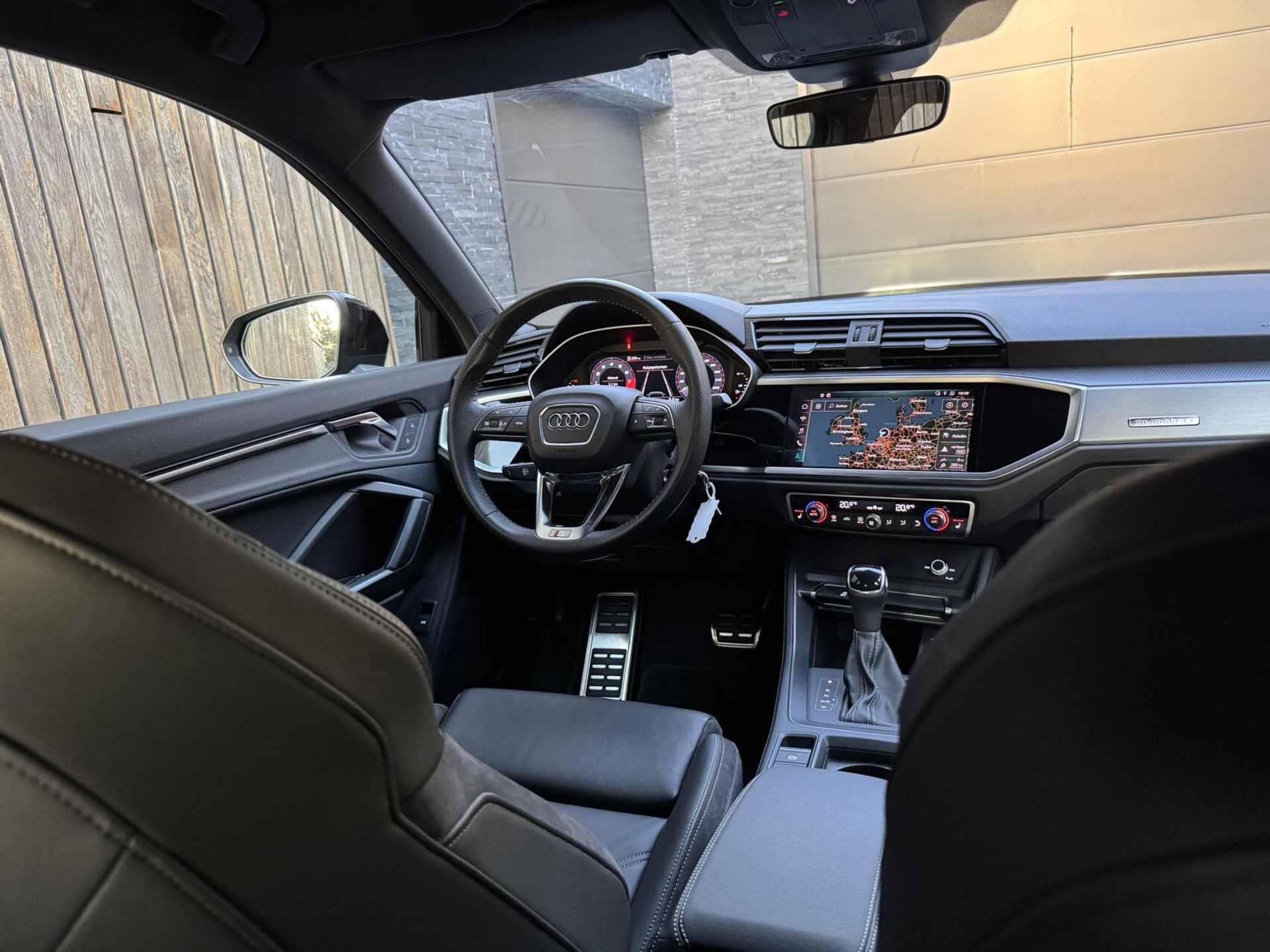 Audi Q3 40 TFSI quattro S Line Automaat | Leren bekleding | Stoelverwarming | Climate control | Cruise control | Lane assist & dode hoek detectie | Trekhaak elektrisch uitklapbaar | Parkeersensoren achter 47899966-48.jpg | Timcars.nl