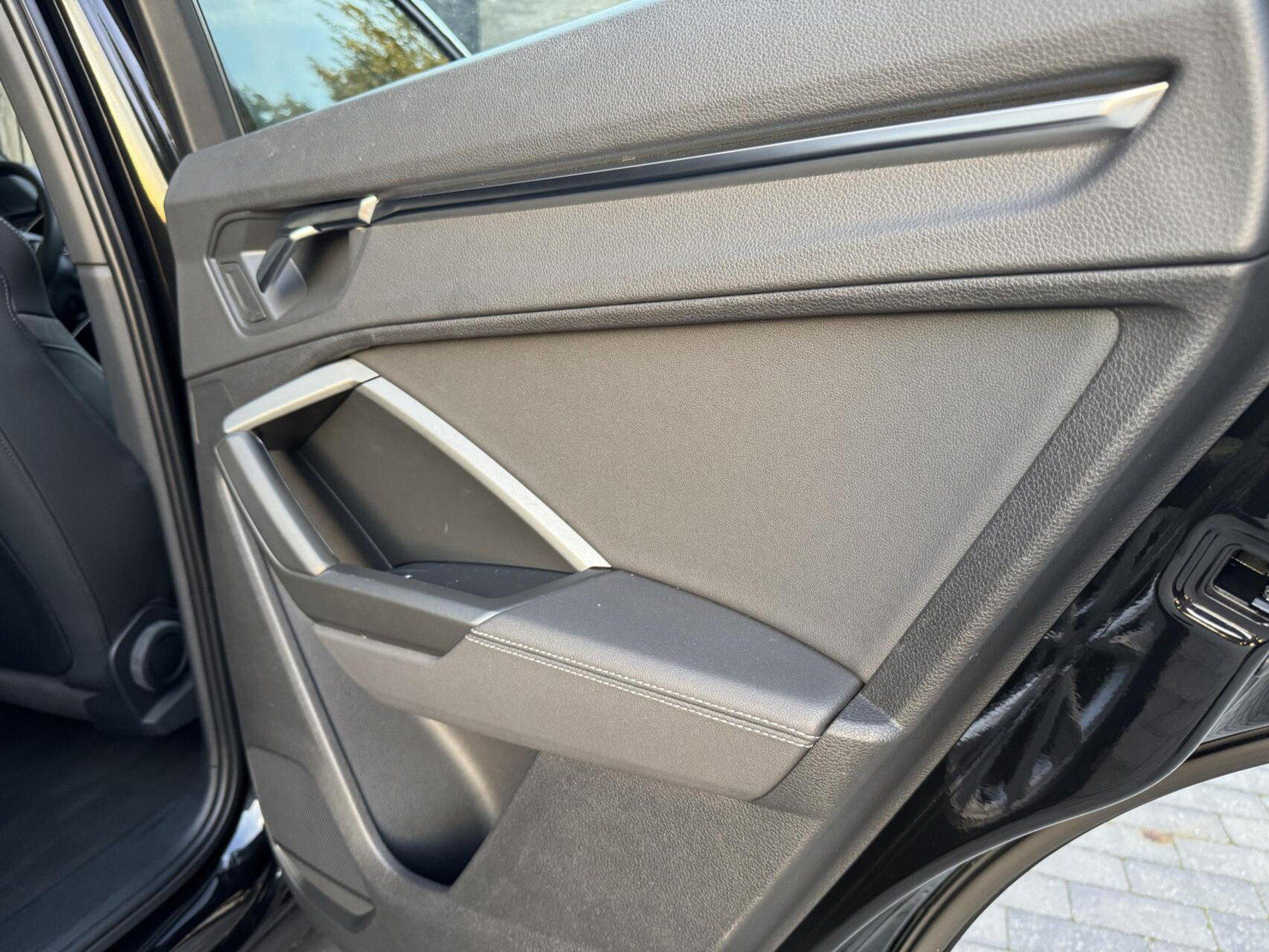 Audi Q3 40 TFSI quattro S Line Automaat | Leren bekleding | Stoelverwarming | Climate control | Cruise control | Lane assist & dode hoek detectie | Trekhaak elektrisch uitklapbaar | Parkeersensoren achter 47899966-49.jpg | Timcars.nl