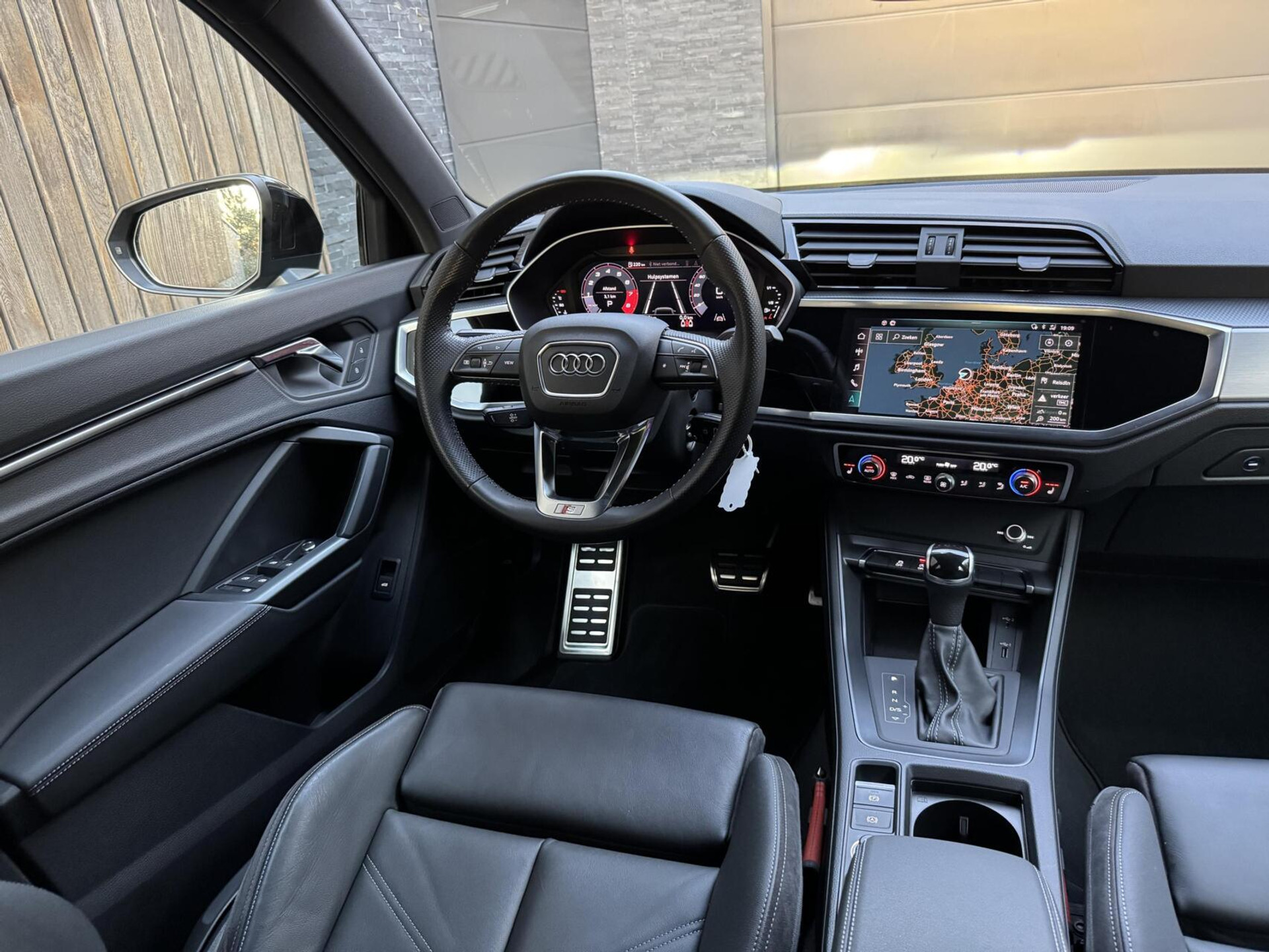 Audi Q3 40 TFSI quattro S Line Automaat | Leren bekleding | Stoelverwarming | Climate control | Cruise control | Lane assist & dode hoek detectie | Trekhaak elektrisch uitklapbaar | Parkeersensoren achter 47899966-5.jpg | Timcars.nl