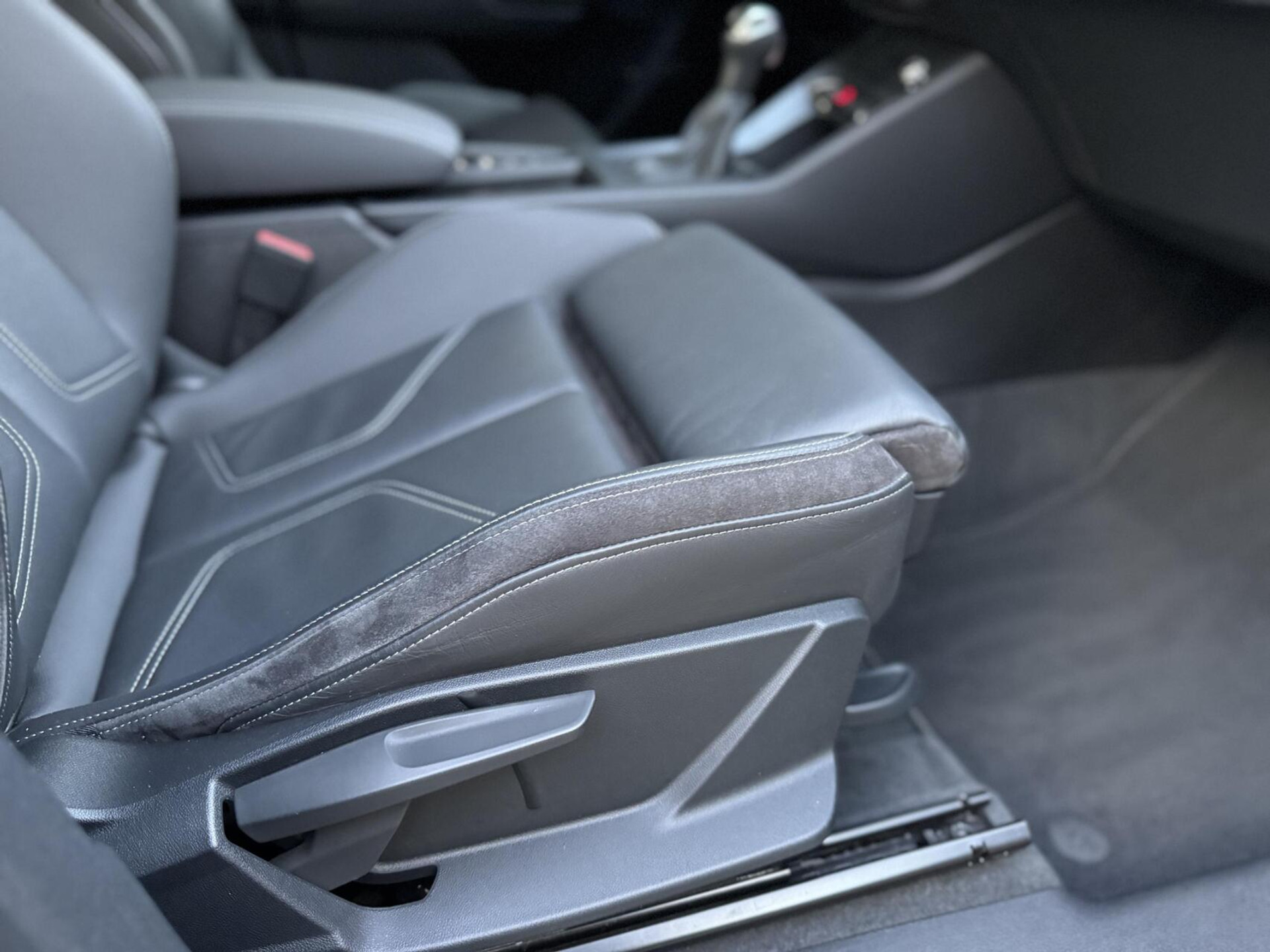 Audi Q3 40 TFSI quattro S Line Automaat | Leren bekleding | Stoelverwarming | Climate control | Cruise control | Lane assist & dode hoek detectie | Trekhaak elektrisch uitklapbaar | Parkeersensoren achter 47899966-51.jpg | Timcars.nl