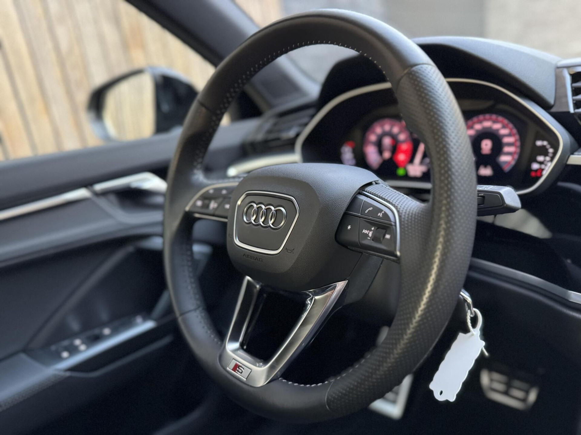 Audi Q3 40 TFSI quattro S Line Automaat | Leren bekleding | Stoelverwarming | Climate control | Cruise control | Lane assist & dode hoek detectie | Trekhaak elektrisch uitklapbaar | Parkeersensoren achter 47899966-53.jpg | Timcars.nl