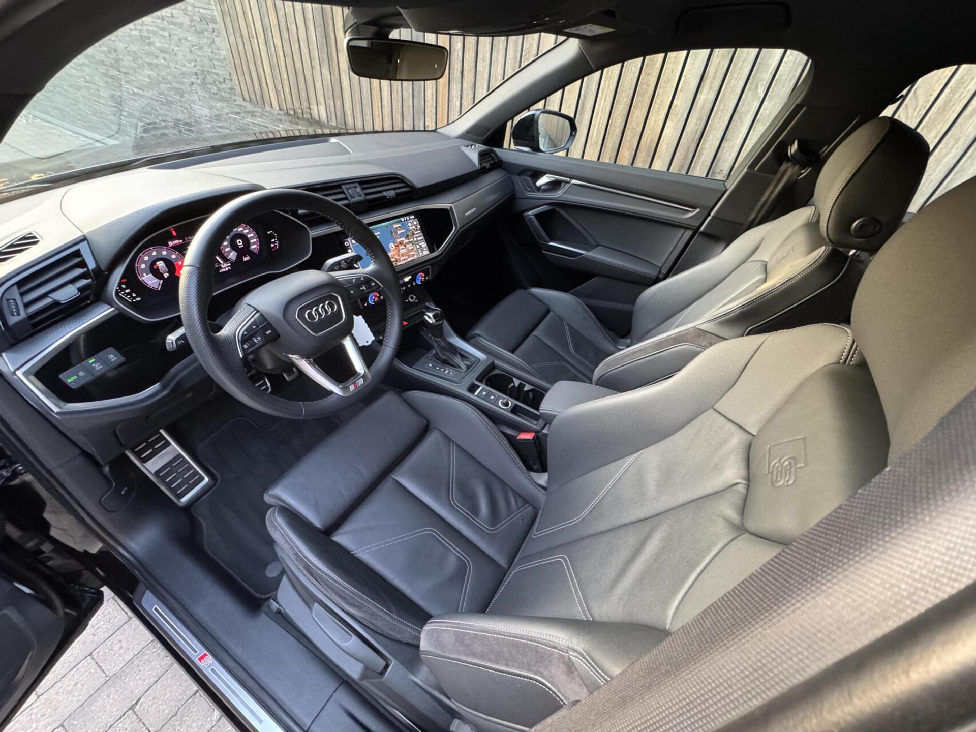 Audi Q3 40 TFSI quattro S Line Automaat | Leren bekleding | Stoelverwarming | Climate control | Cruise control | Lane assist & dode hoek detectie | Trekhaak elektrisch uitklapbaar | Parkeersensoren achter 47899966-6.jpg | Timcars.nl