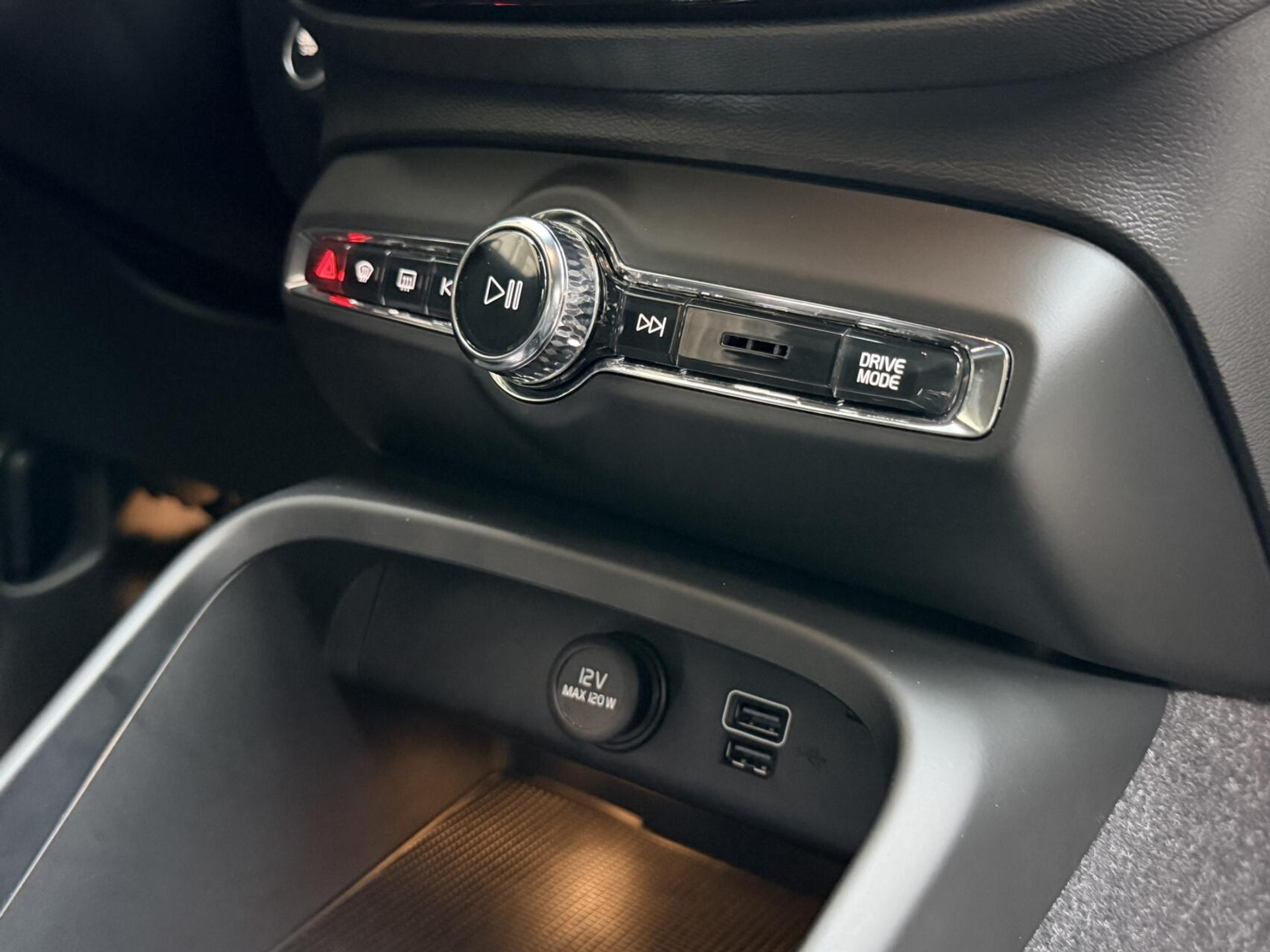 Volvo XC40 1.5 T5 Twin Engine Inscription Automaat | Leren bekleding | LED verlichting | Stoelverwarming | Getint glas | 19 inch lichtmetalen velgen | Apple CarPlay | Climate & cruise control | Parkeersensoren achter 48598809-27.jpg | Timcars.nl