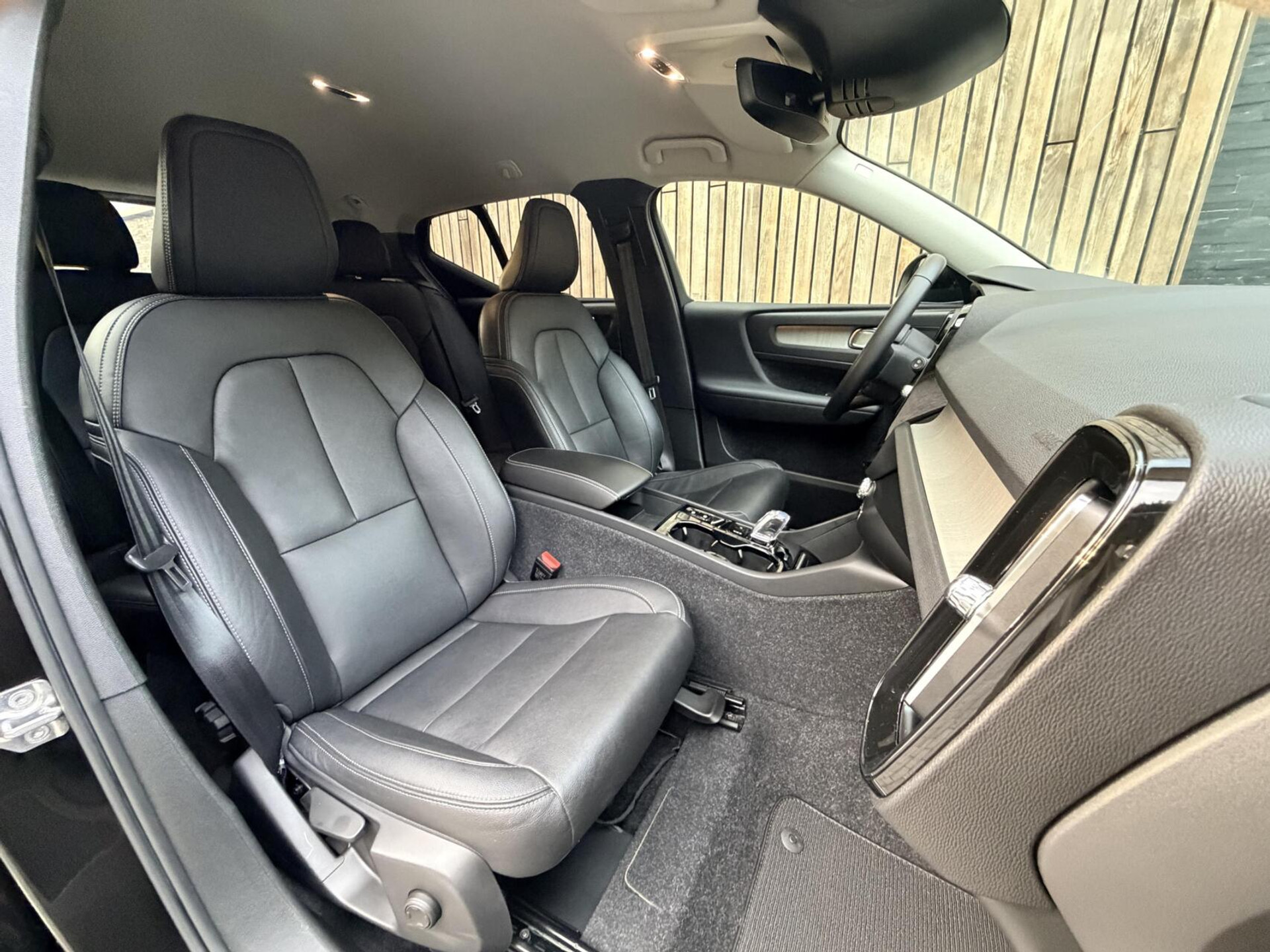 Volvo XC40 1.5 T5 Twin Engine Inscription Automaat | Leren bekleding | LED verlichting | Stoelverwarming | Getint glas | 19 inch lichtmetalen velgen | Apple CarPlay | Climate & cruise control | Parkeersensoren achter 48598809-37.jpg | Timcars.nl