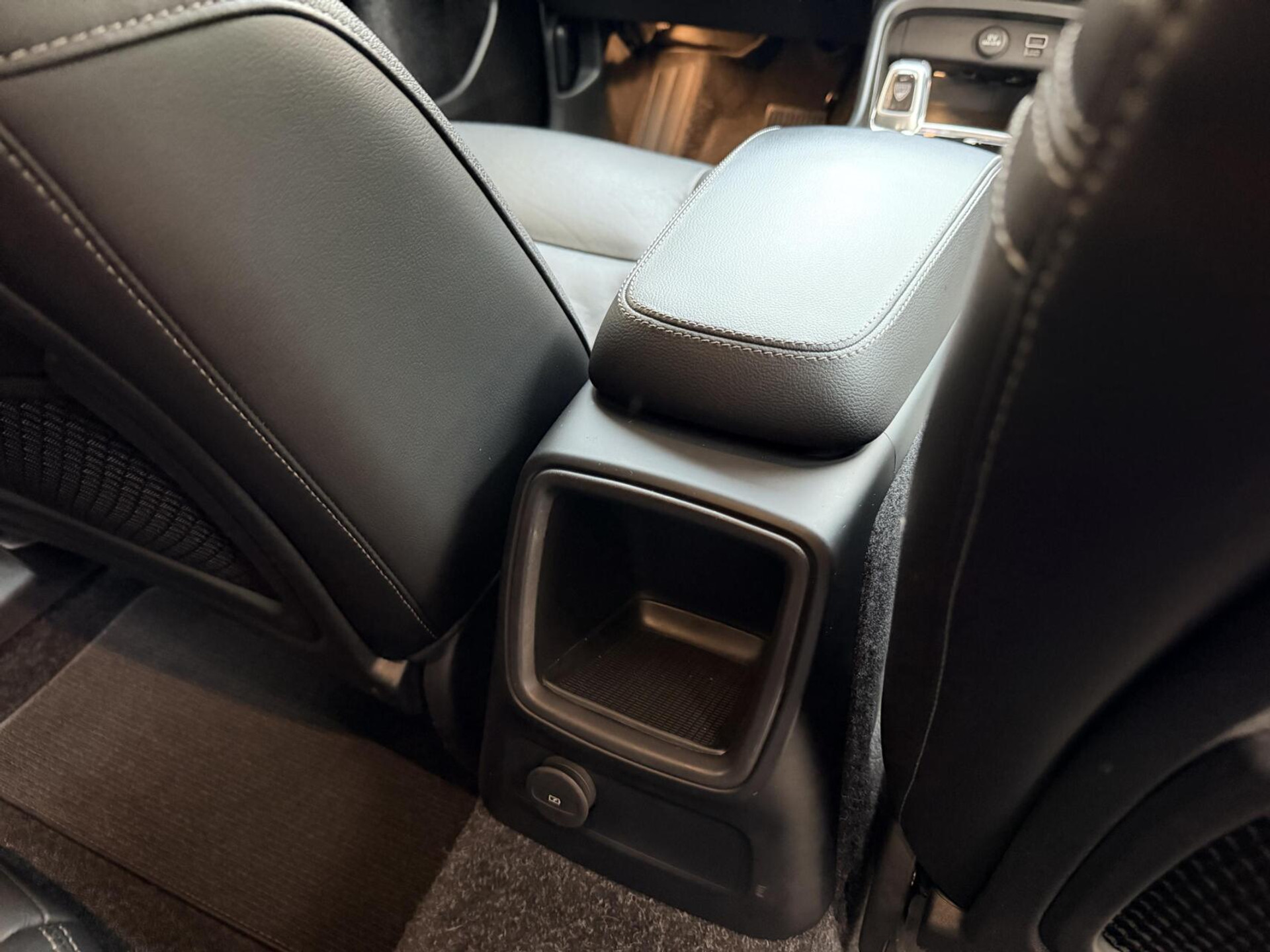 Volvo XC40 1.5 T5 Twin Engine Inscription Automaat | Leren bekleding | LED verlichting | Stoelverwarming | Getint glas | 19 inch lichtmetalen velgen | Apple CarPlay | Climate & cruise control | Parkeersensoren achter 48598809-43.jpg | Timcars.nl