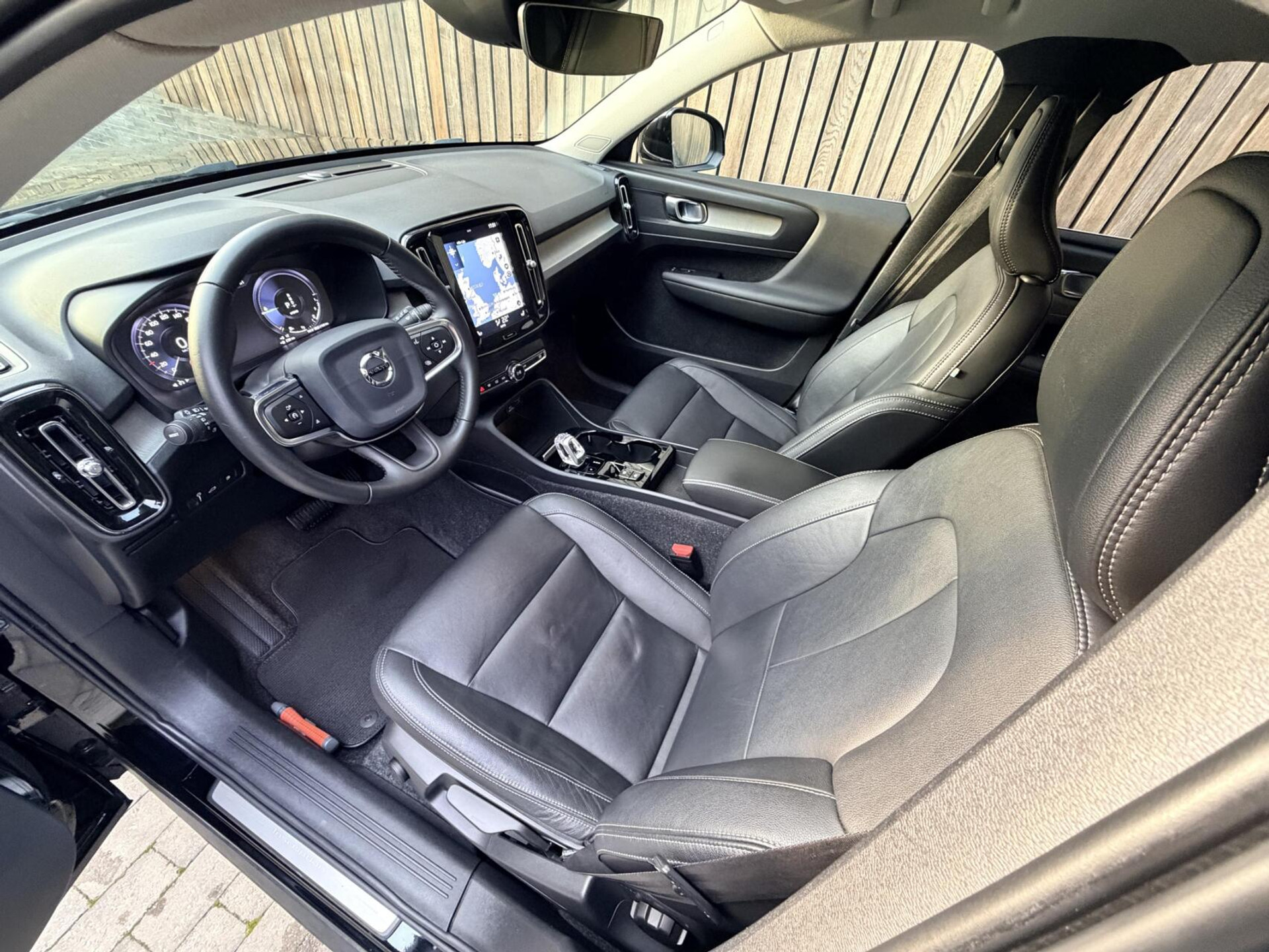 Volvo XC40 1.5 T5 Twin Engine Inscription Automaat | Leren bekleding | LED verlichting | Stoelverwarming | Getint glas | 19 inch lichtmetalen velgen | Apple CarPlay | Climate & cruise control | Parkeersensoren achter 48598809-6.jpg | Timcars.nl