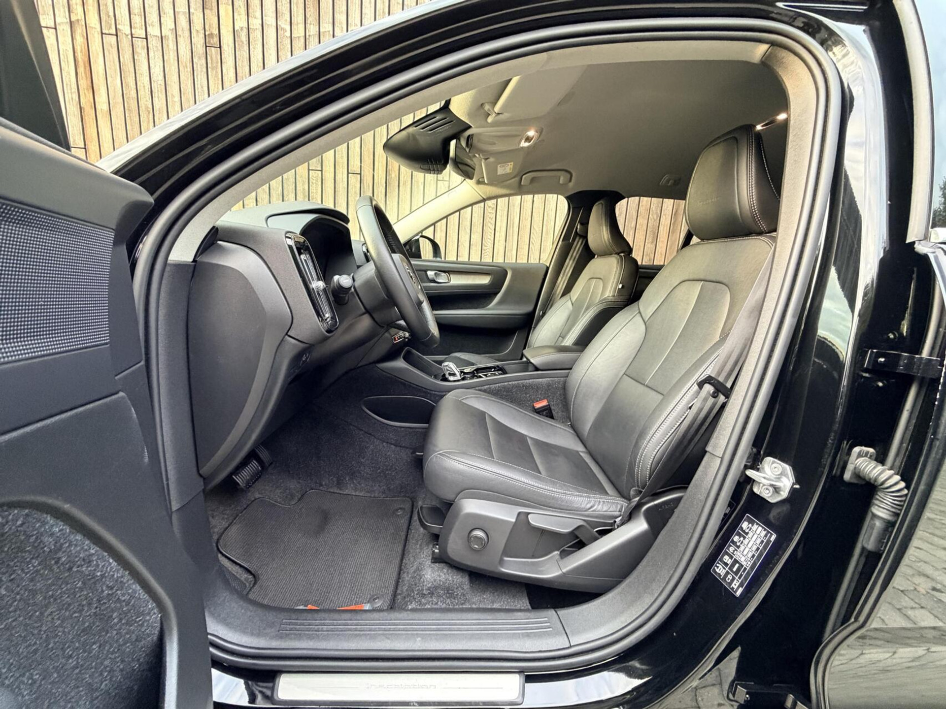 Volvo XC40 1.5 T5 Twin Engine Inscription Automaat | Leren bekleding | LED verlichting | Stoelverwarming | Getint glas | 19 inch lichtmetalen velgen | Apple CarPlay | Climate & cruise control | Parkeersensoren achter 48598809-7.jpg | Timcars.nl