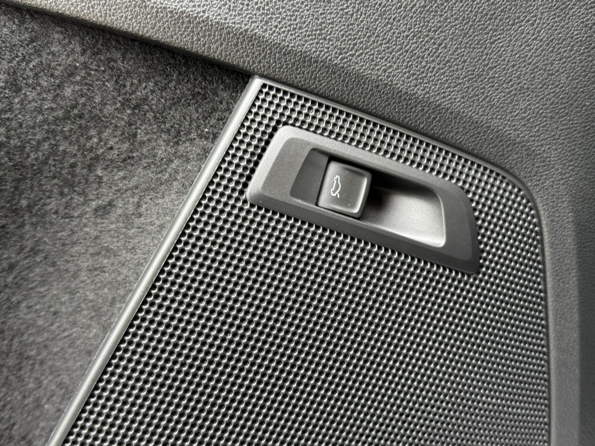 Škoda Kodiaq 1.5 TSI Sportline Automaat | Panoramadak | ACC adaptieve cruise control | 20 inch lichtmetalen velgen | Dodehoek detectie | LED koplampen | Canton HiFi | Keyless Entry&Start | Parkeersensoren voor en achter | Achteruitrijcamera 48650985-10.jpg | Timcars.nl