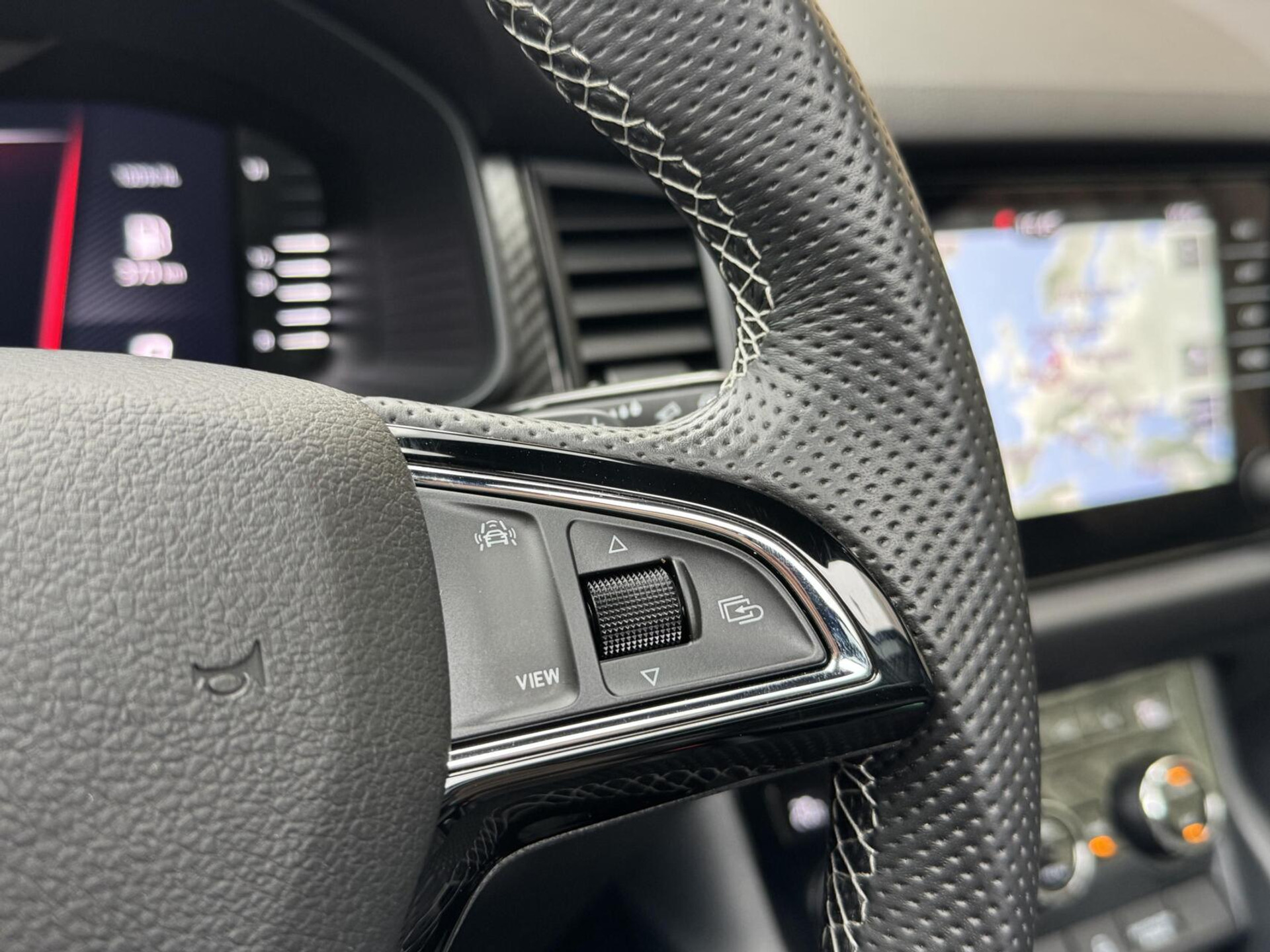 Škoda Kodiaq 1.5 TSI Sportline Automaat | Panoramadak | ACC adaptieve cruise control | 20 inch lichtmetalen velgen | Dodehoek detectie | LED koplampen | Canton HiFi | Keyless Entry&Start | Parkeersensoren voor en achter | Achteruitrijcamera 48650985-13.jpg | Timcars.nl